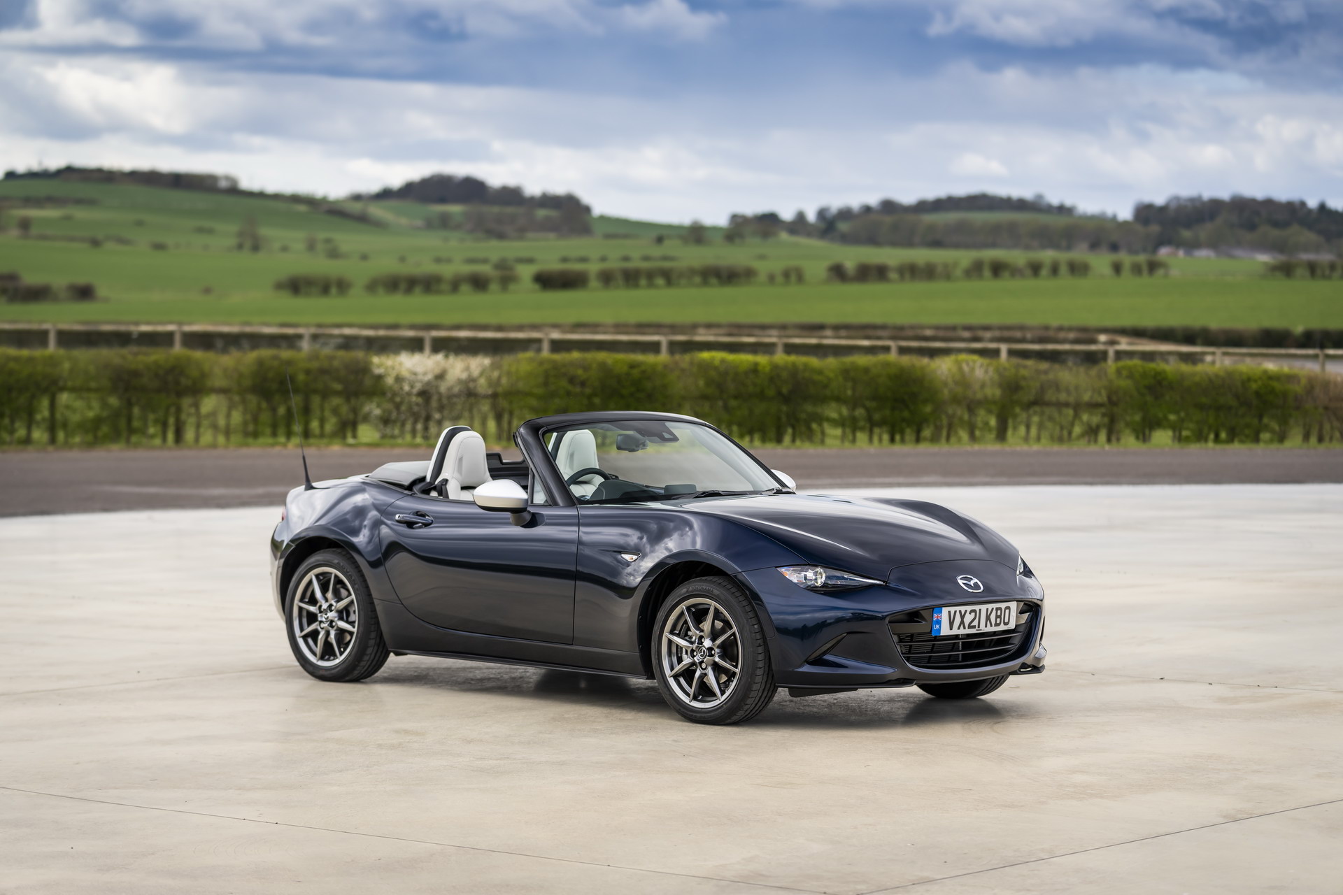 Download 2021 Mazda MX-5 Sport Venture - Front Three-Quarter HD Wallpaper 1920x1280 #106