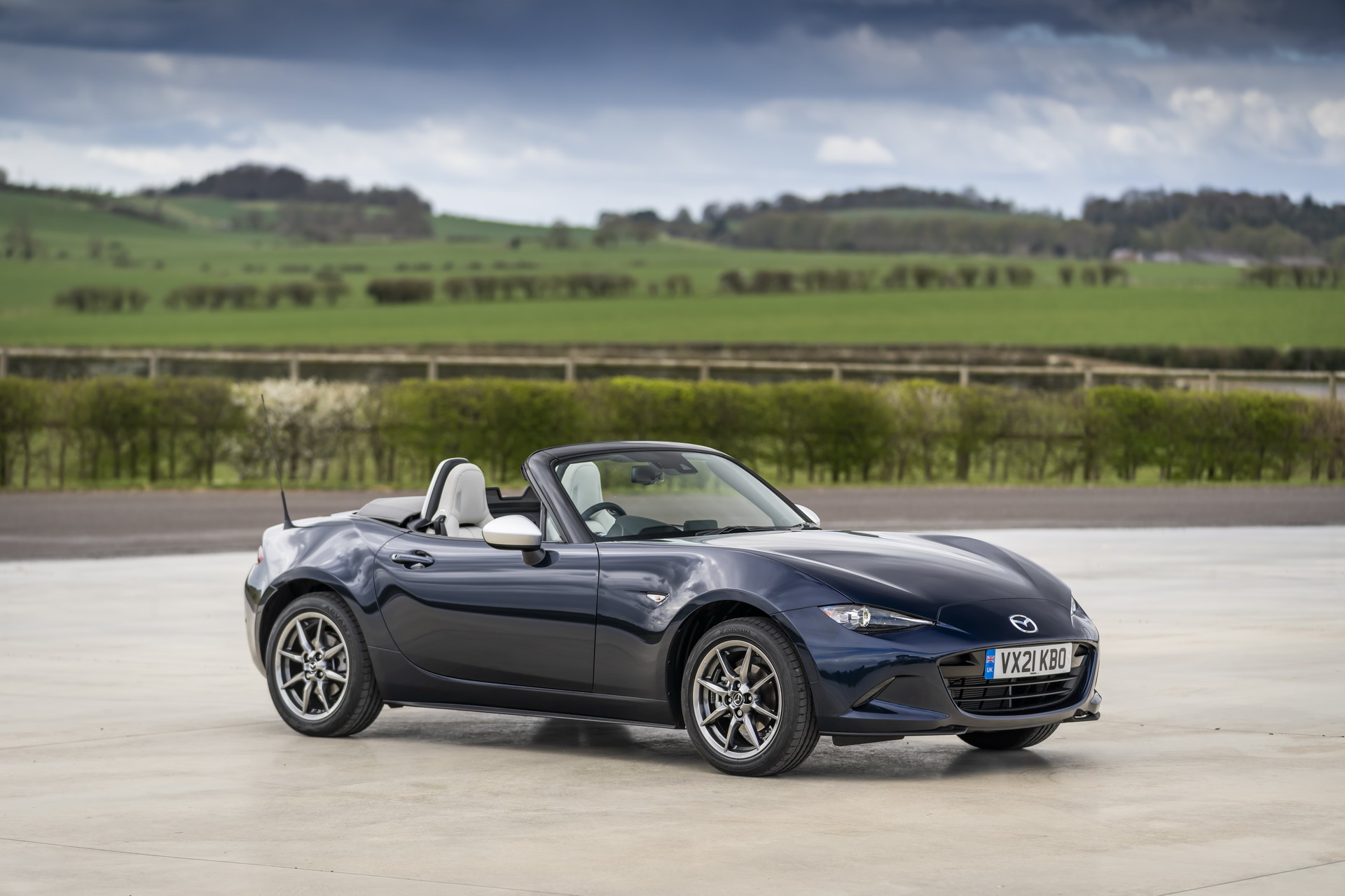 Download 2021 Mazda MX-5 Sport Venture - Front Three-Quarter HD Wallpaper 1920x1280 #108