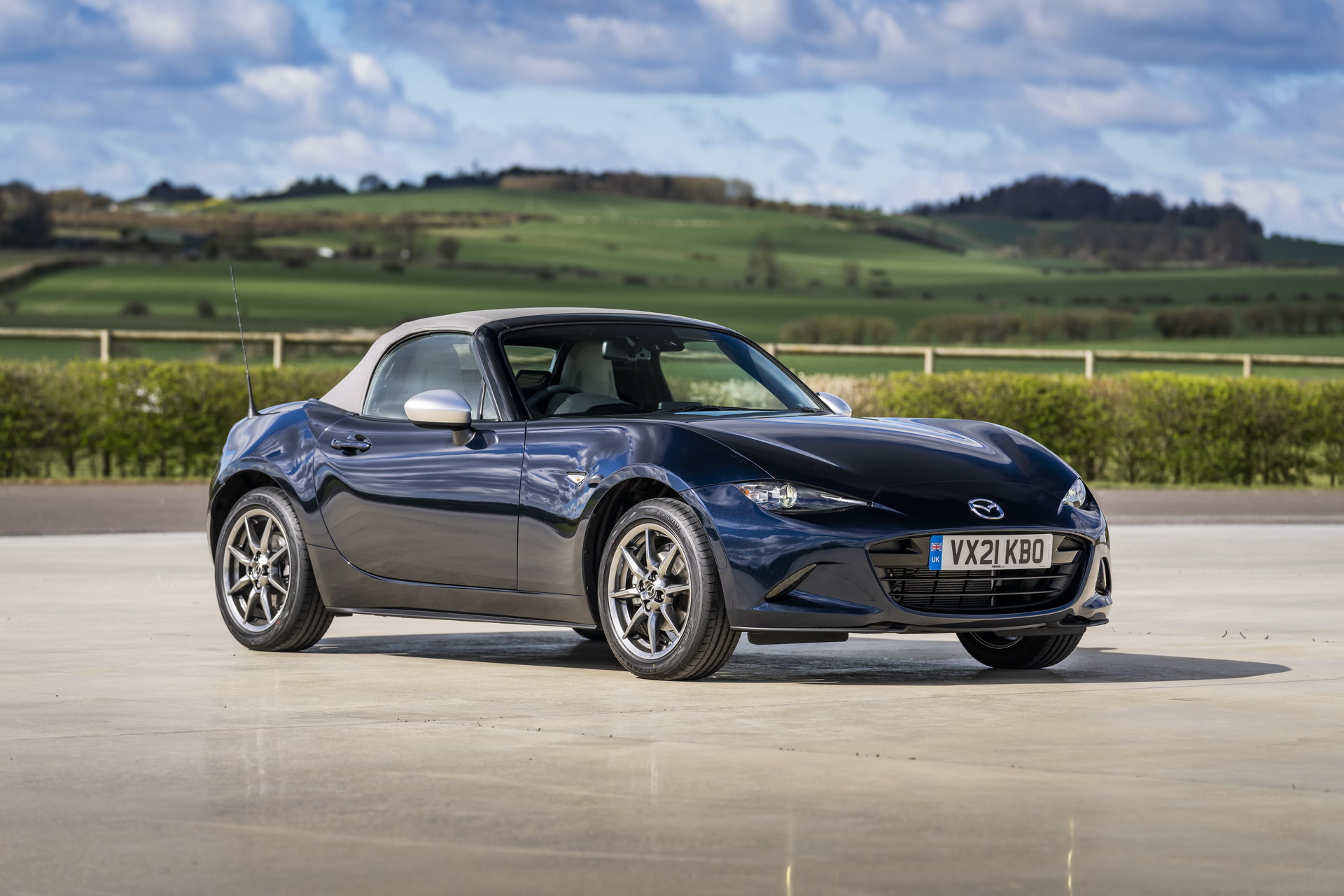 Download 2021 Mazda MX-5 Sport Venture - Front Three-Quarter HD Wallpaper 1920x1280 #98