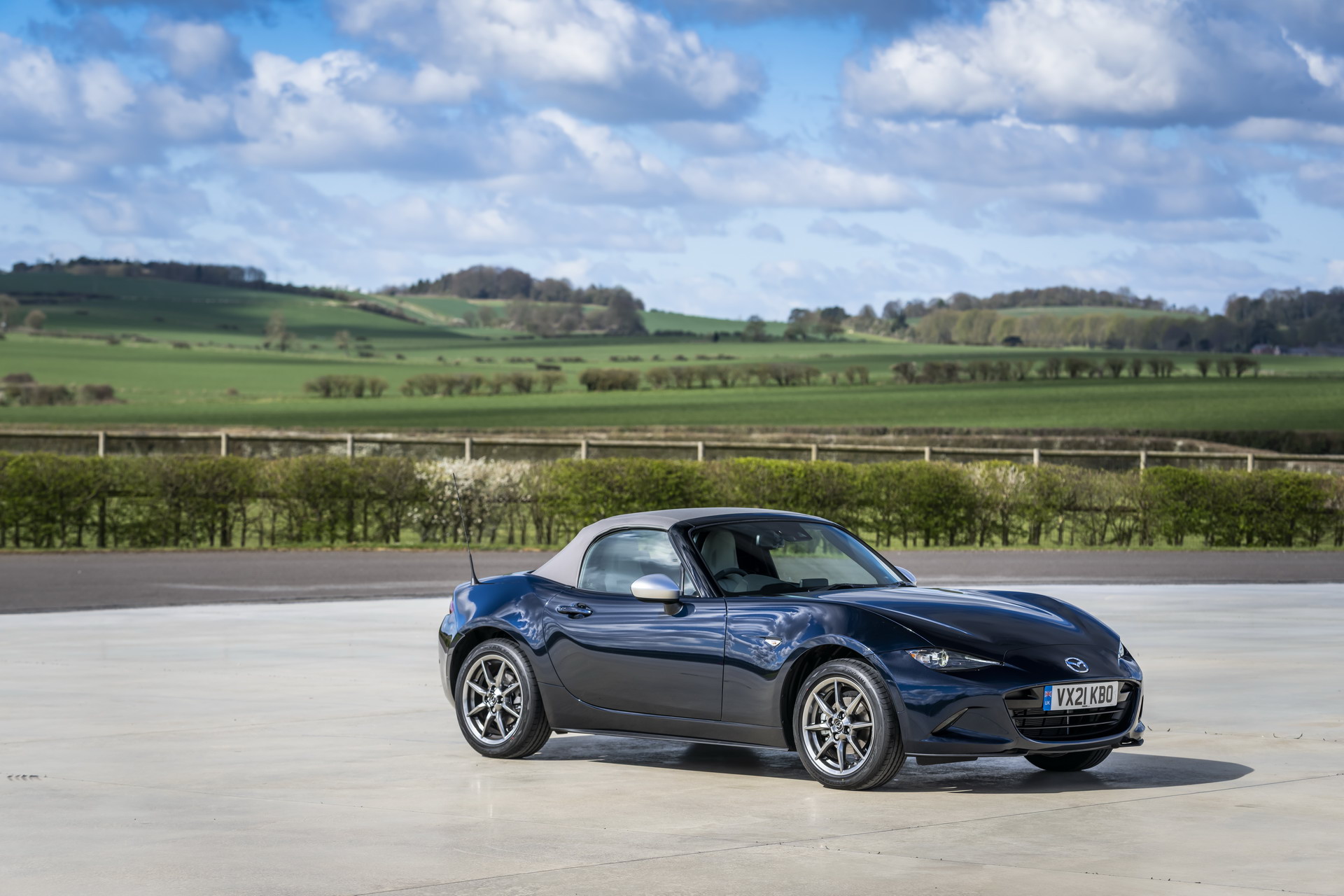 Download 2021 Mazda MX-5 Sport Venture - Front Three-Quarter HD Wallpaper 1920x1280 #101