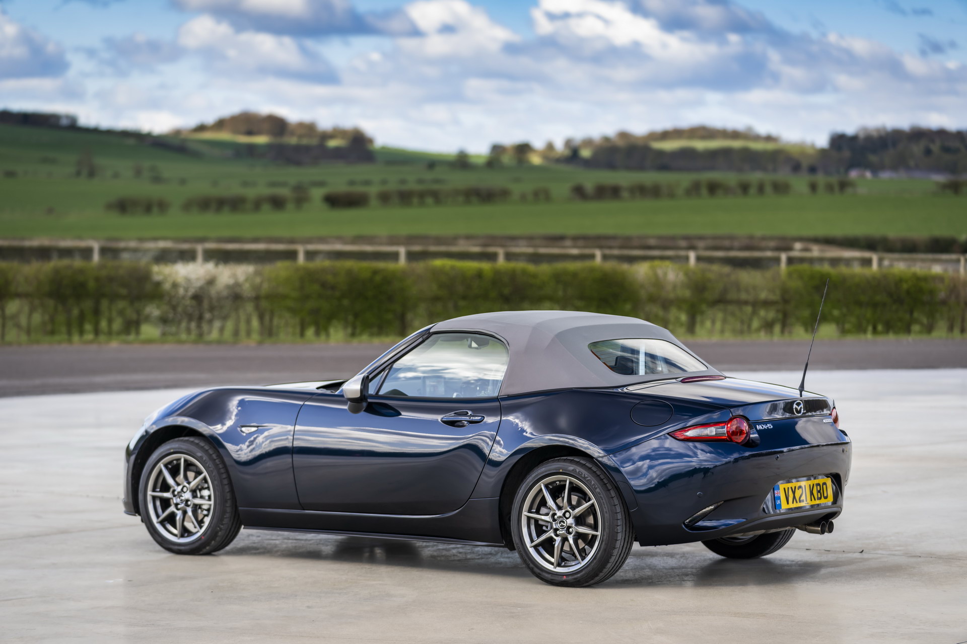 Download 2021 Mazda MX-5 Sport Venture - Rear Three-Quarter HD Wallpaper 1920x1280 #92