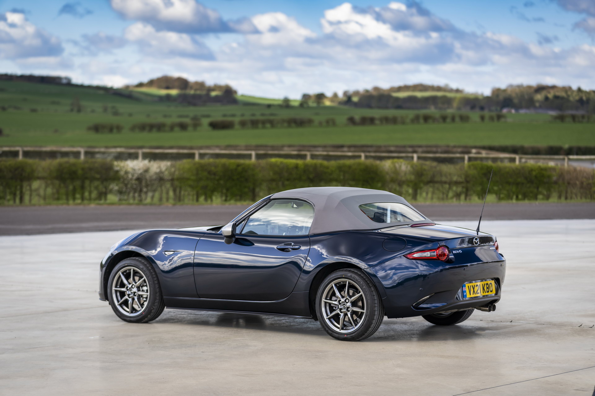 Download 2021 Mazda MX-5 Sport Venture - Rear Three-Quarter HD Wallpaper 1920x1280 #113