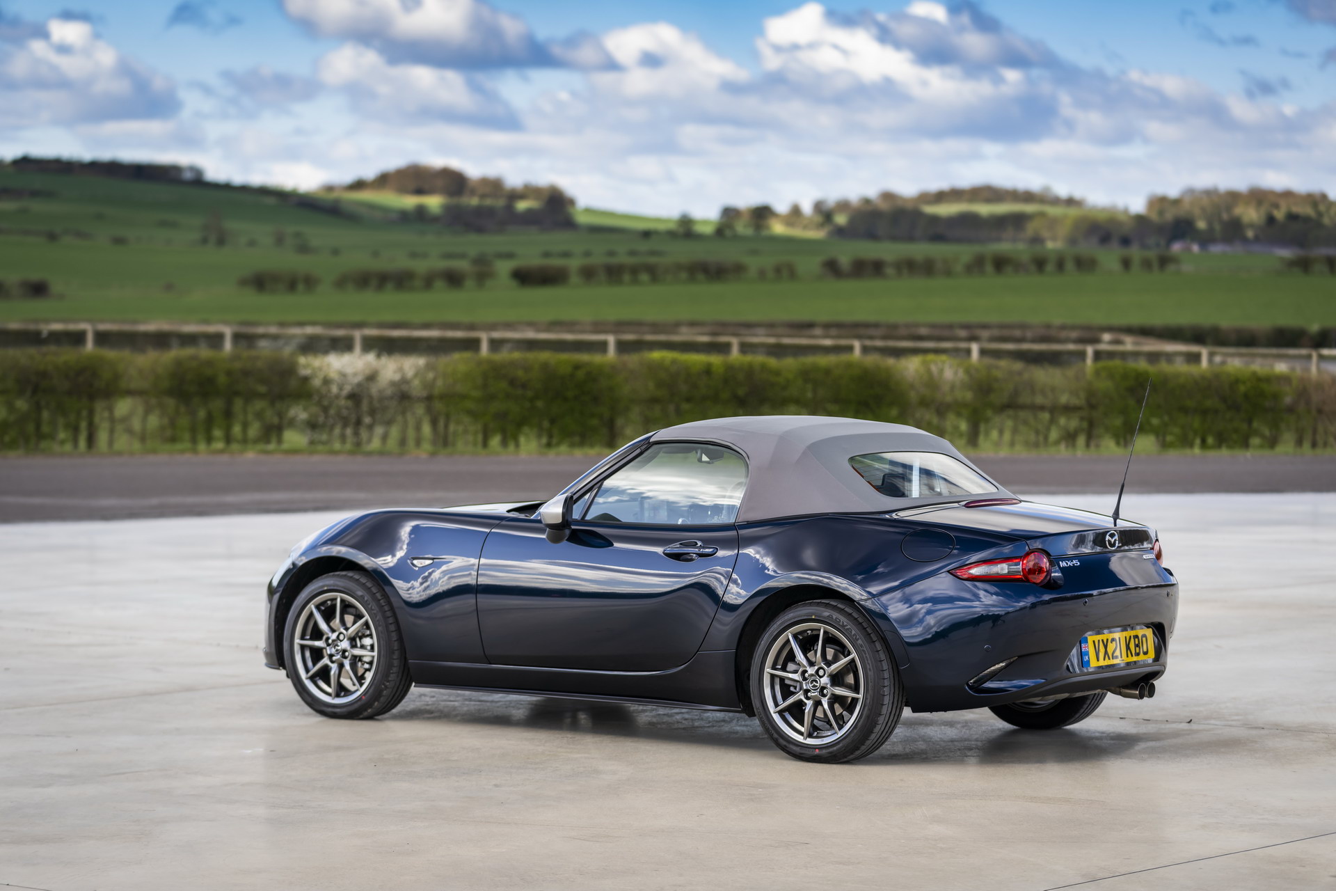 Download 2021 Mazda MX-5 Sport Venture - Rear Three-Quarter HD Wallpaper 1920x1280 #114