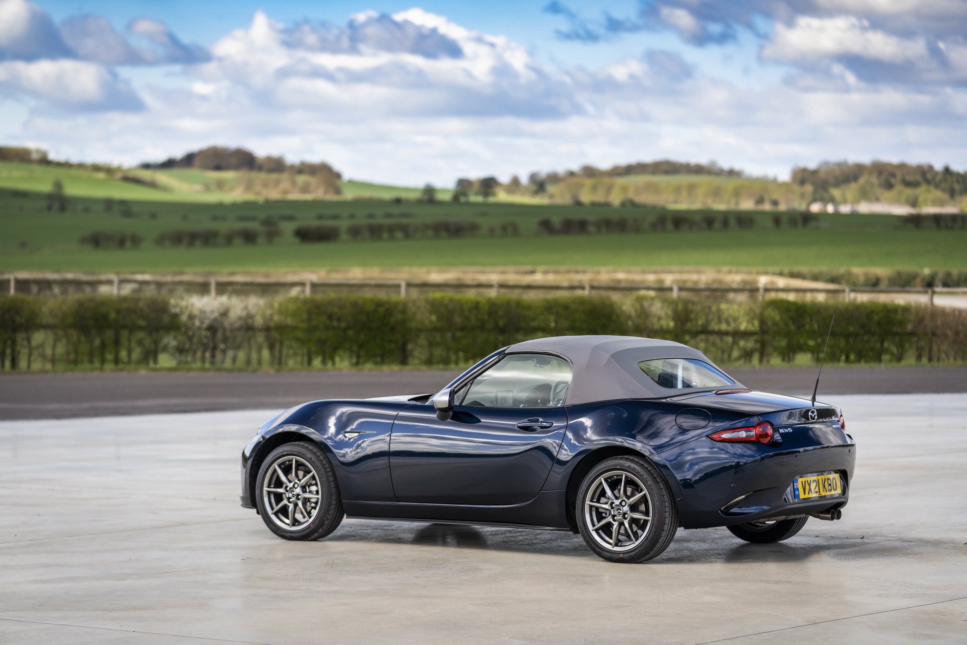 Download 2021 Mazda MX-5 Sport Venture - Rear Three-Quarter HD Wallpaper 1920x1280 #116