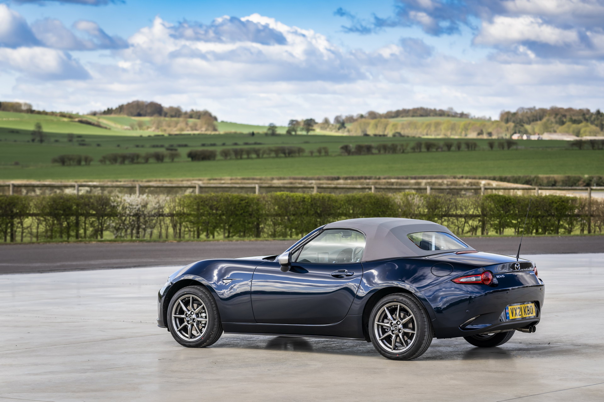 Download 2021 Mazda MX-5 Sport Venture - Rear Three-Quarter HD Wallpaper 1920x1280 #117