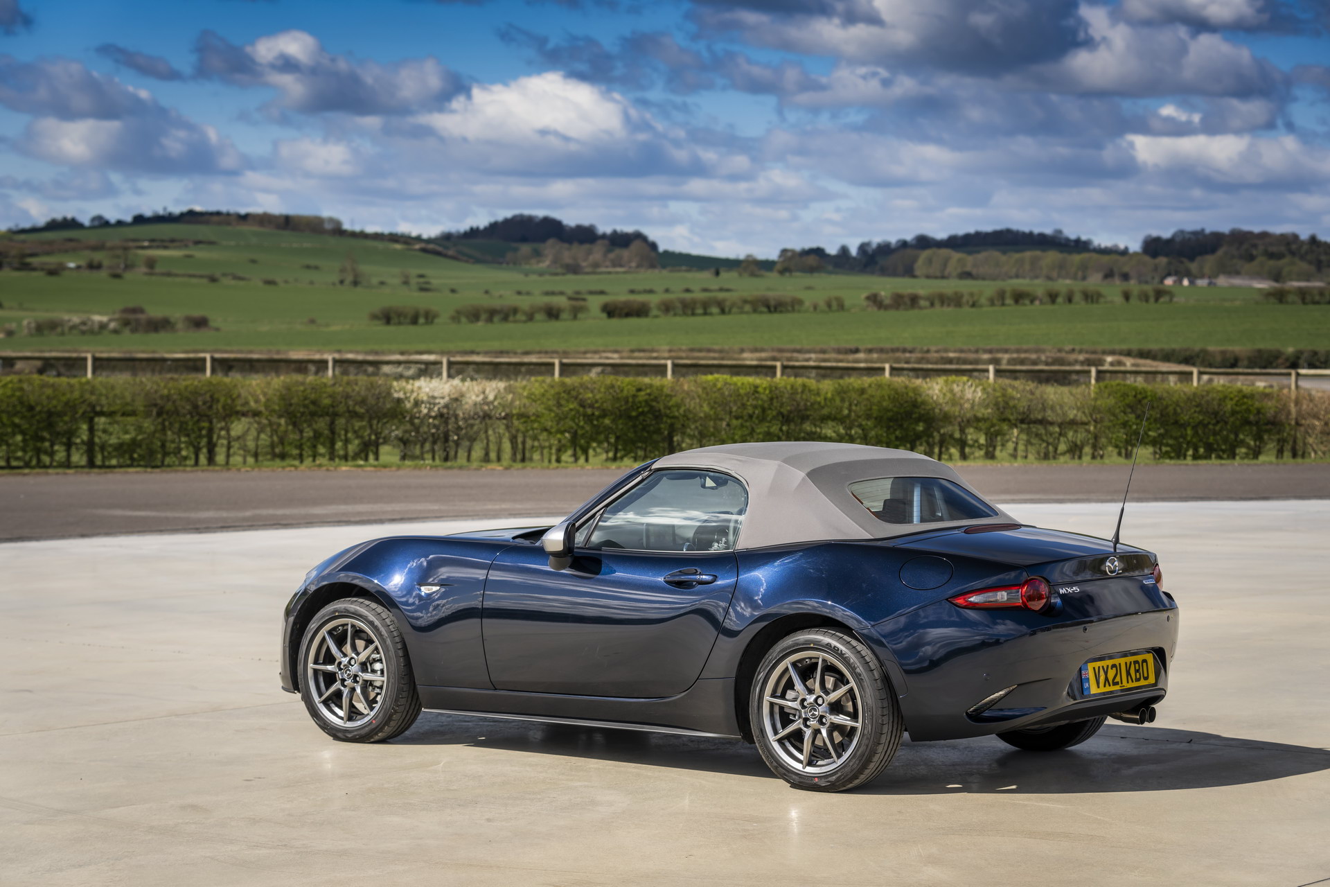 Download 2021 Mazda MX-5 Sport Venture - Rear Three-Quarter HD Wallpaper 1920x1280 #118