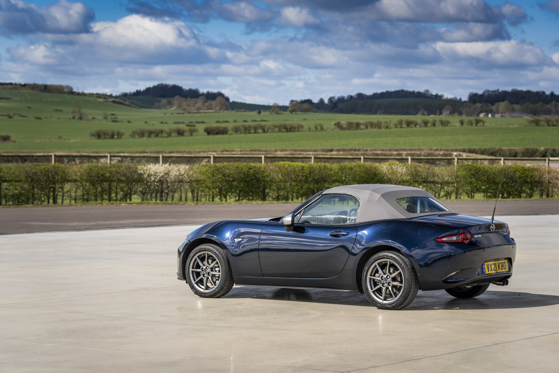 Download 2021 Mazda MX-5 Sport Venture - Rear Three-Quarter HD Wallpaper 1920x1280 #119