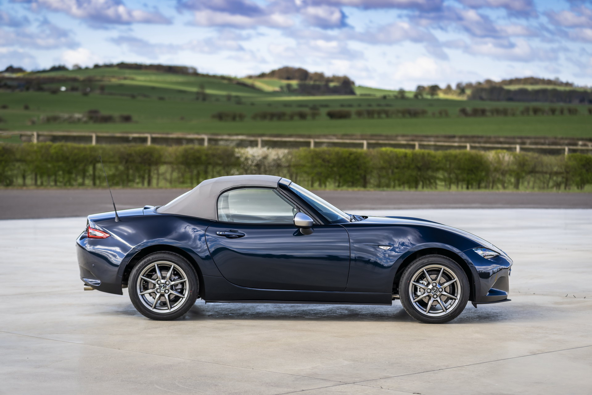Download 2021 Mazda MX-5 Sport Venture - Side HD Wallpaper 1920x1280 #125