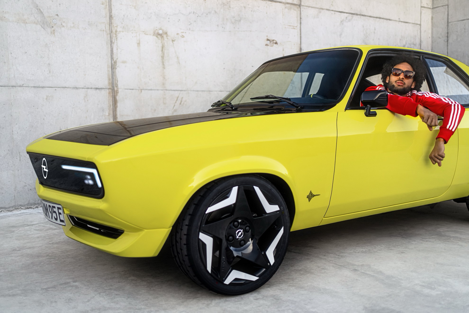 Download 2021 Opel Manta GSe ElektroMOD Concept - Front Three-Quarter HD Wallpaper 1980x1320 #16