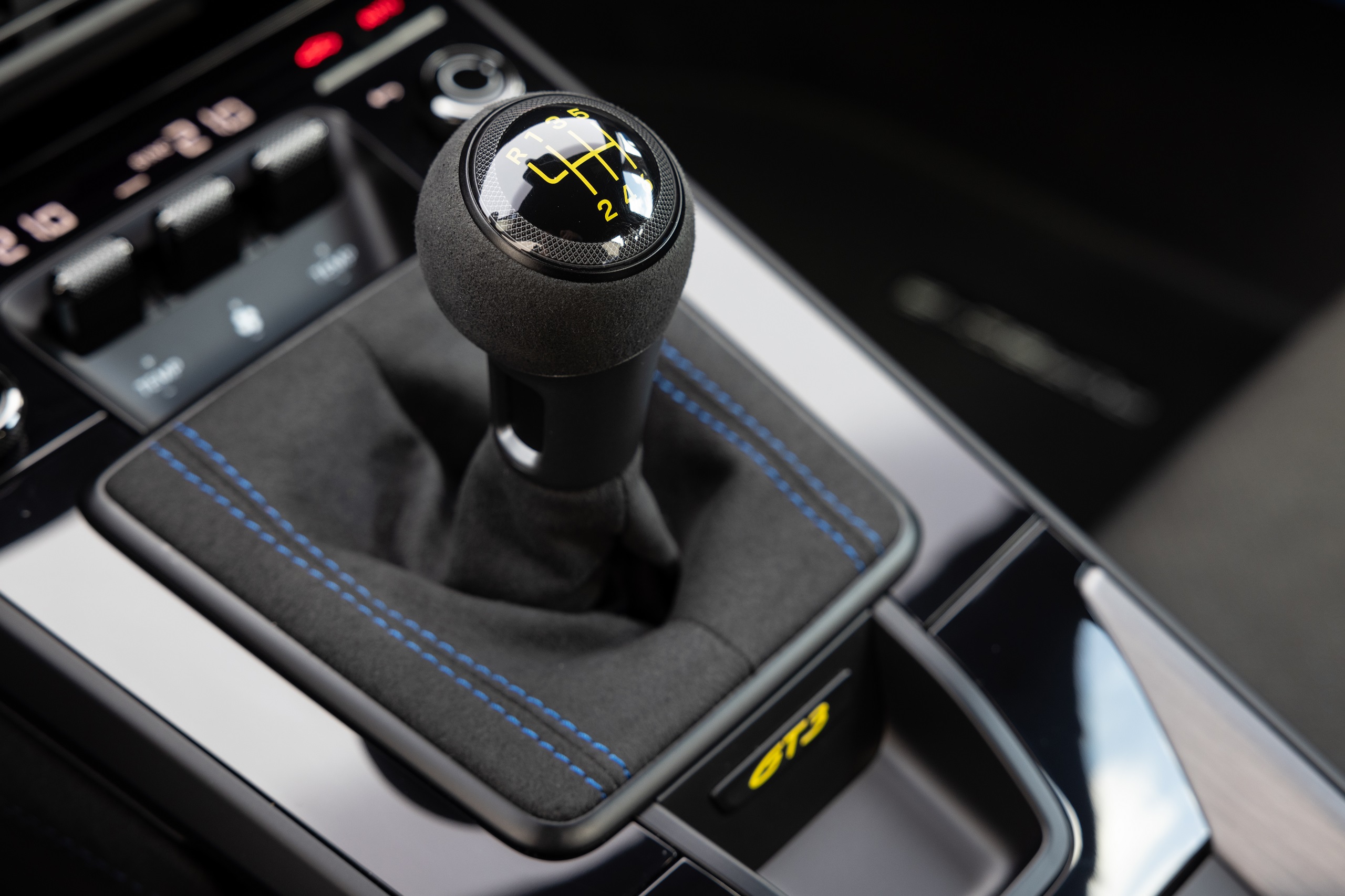 Download 2021 Porsche 911 GT3 MT - Central Console HD Wallpaper 2560x1707 #17