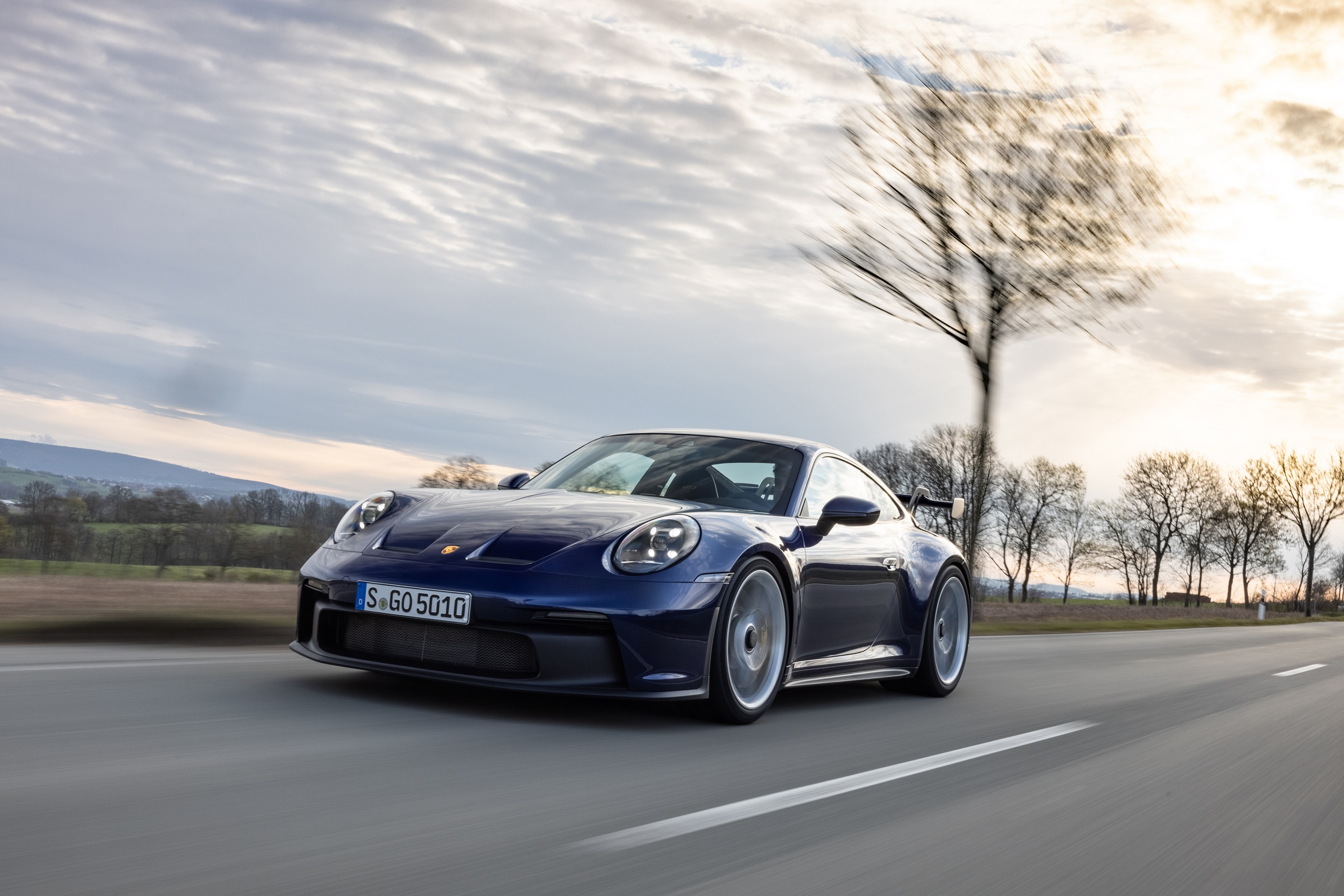 Download 2021 Porsche 911 GT3 MT - Front Three-Quarter HD Wallpaper 2560x1707 #2