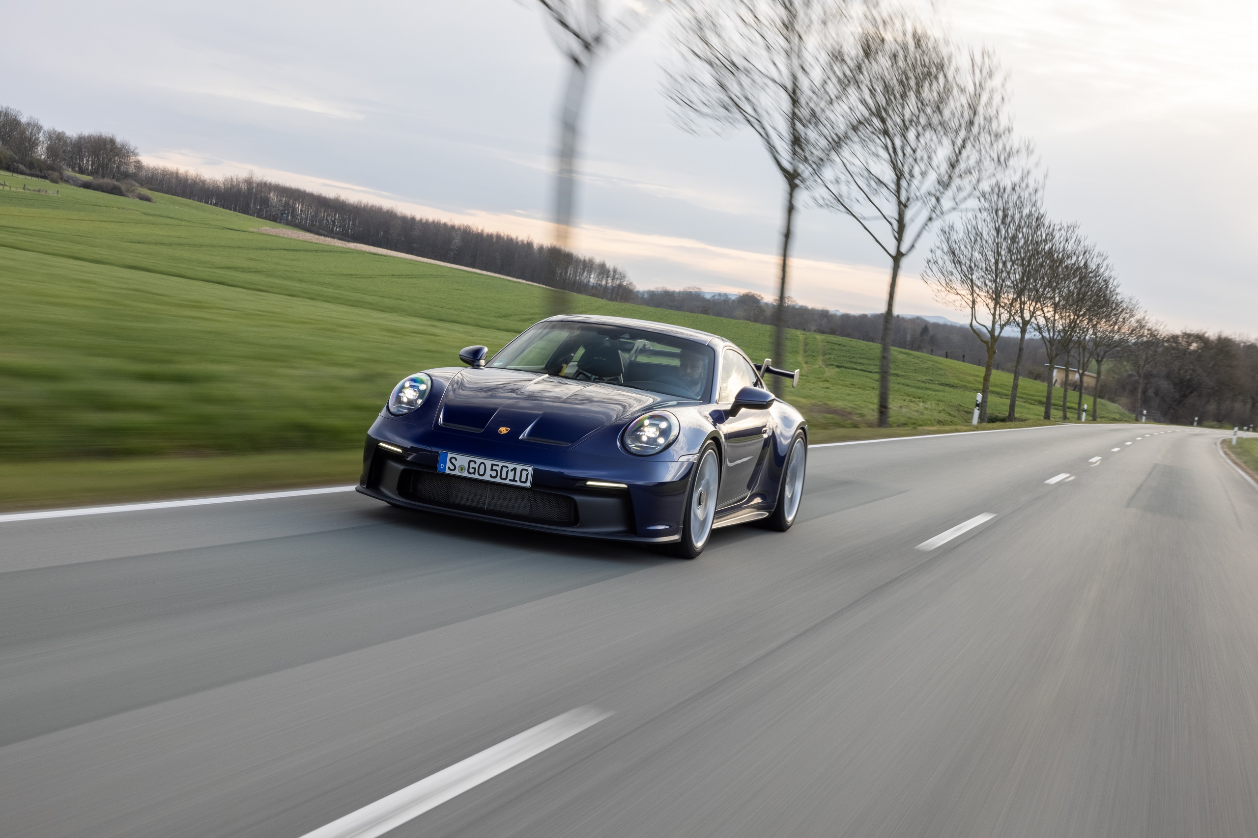 Download 2021 Porsche 911 GT3 MT - Front Three-Quarter HD Wallpaper 2560x1707 #8