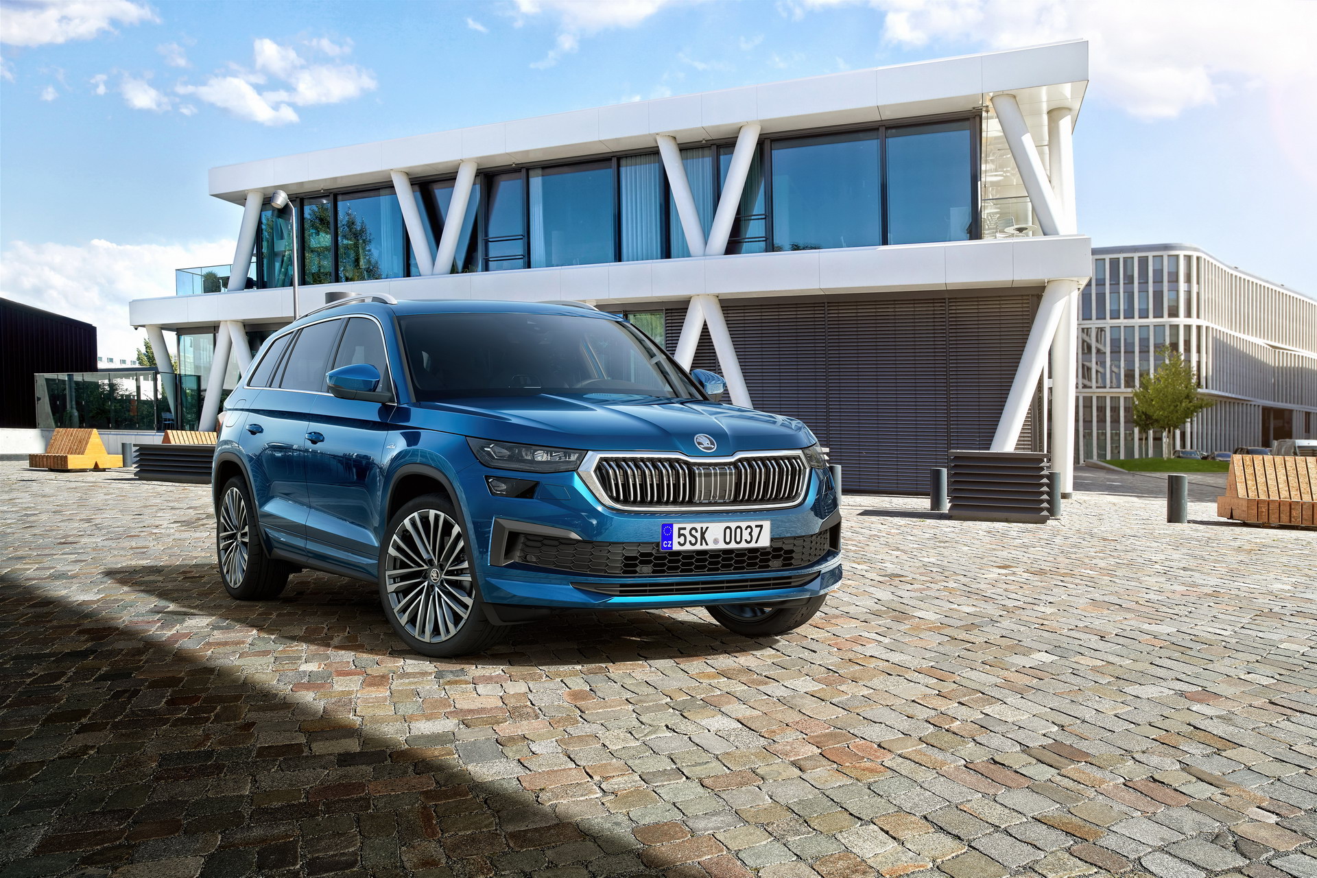Download 2021 Skoda Kodiaq - Front Three-Quarter HD Wallpaper 1920x1280 #11