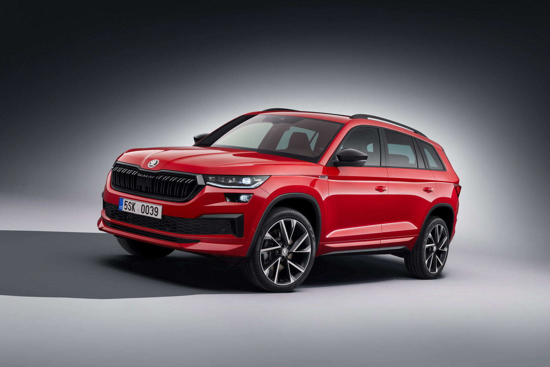 Download 2021 Skoda Kodiaq - Front Three-Quarter HD Wallpaper 1920x1281 #15