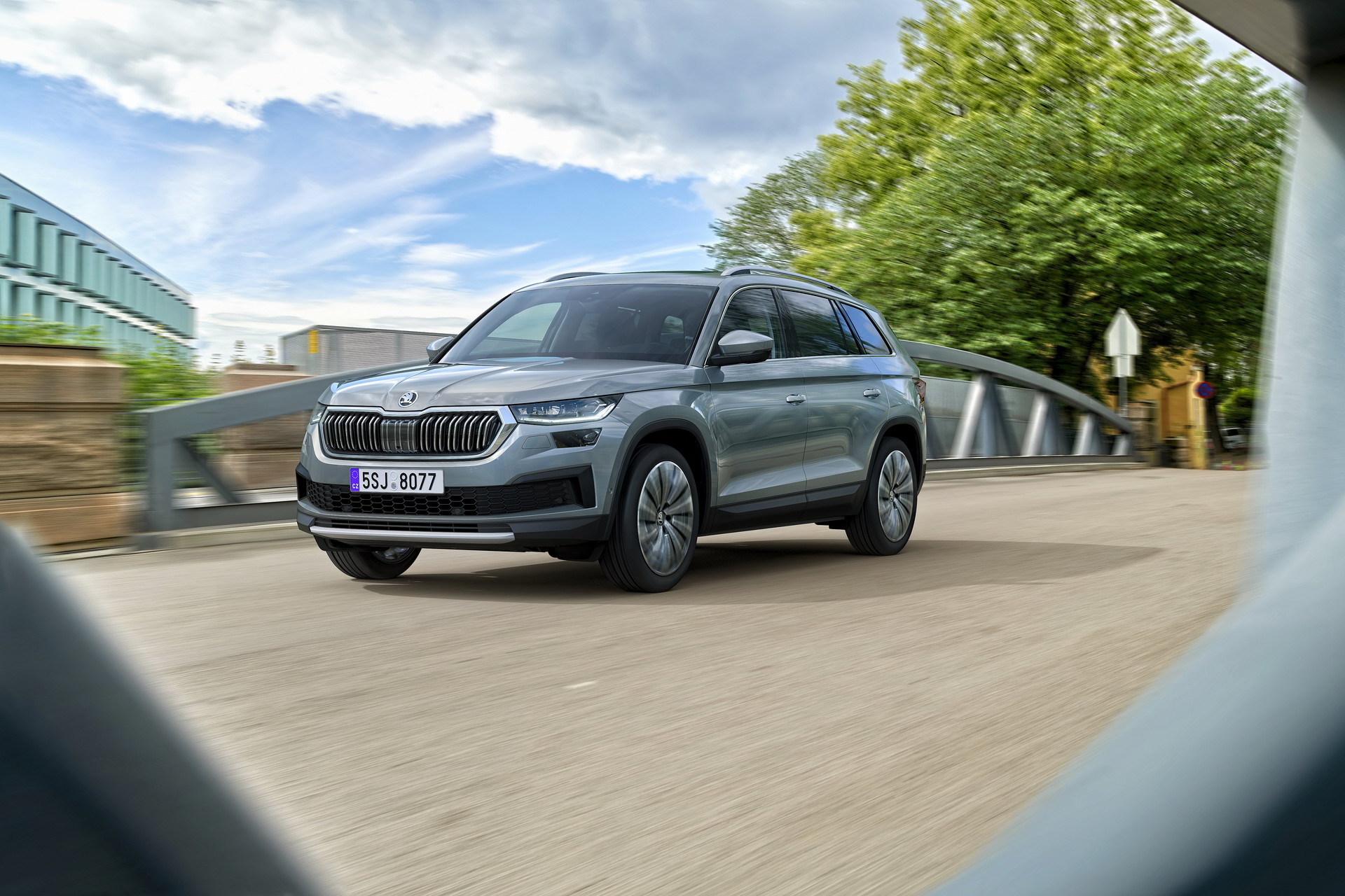 Download 2021 Skoda Kodiaq - Front Three-Quarter HD Wallpaper 1920x1280 #4