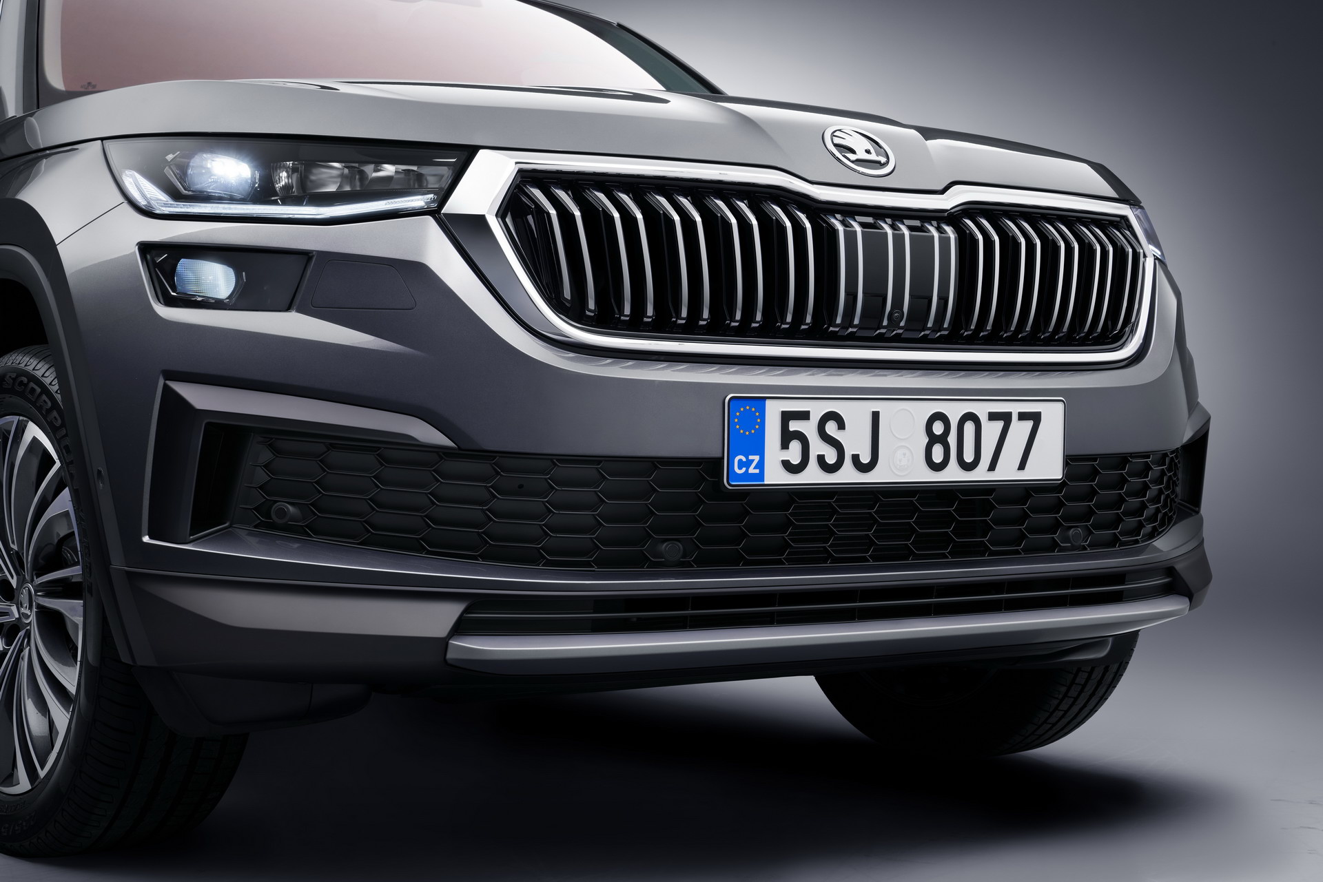 Download 2021 Skoda Kodiaq - Grille HD Wallpaper 1920x1281 #31