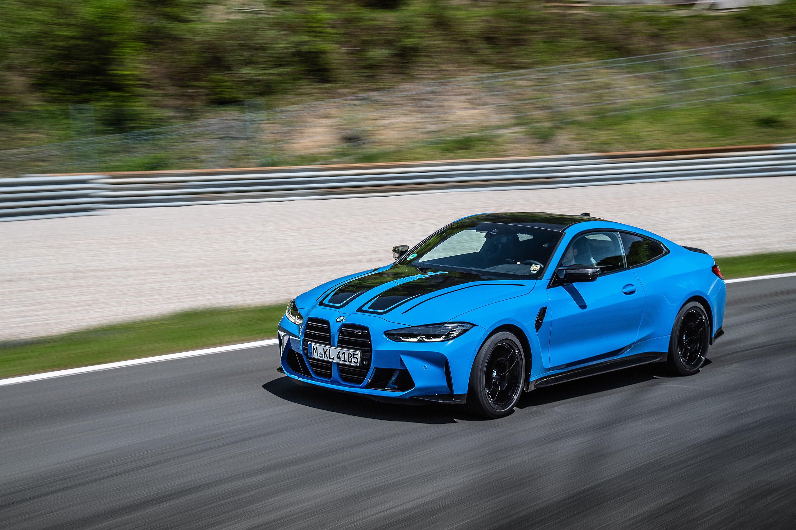 Download 2022 BMW M4 Competition M xDrive - Front Three-Quarter HD Wallpaper 2560x1706 #39