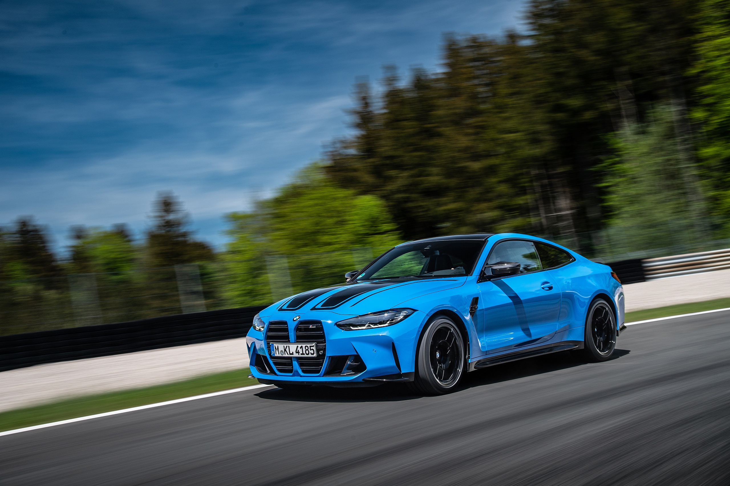 Download 2022 BMW M4 Competition M xDrive - Front Three-Quarter HD Wallpaper 2560x1706 #40