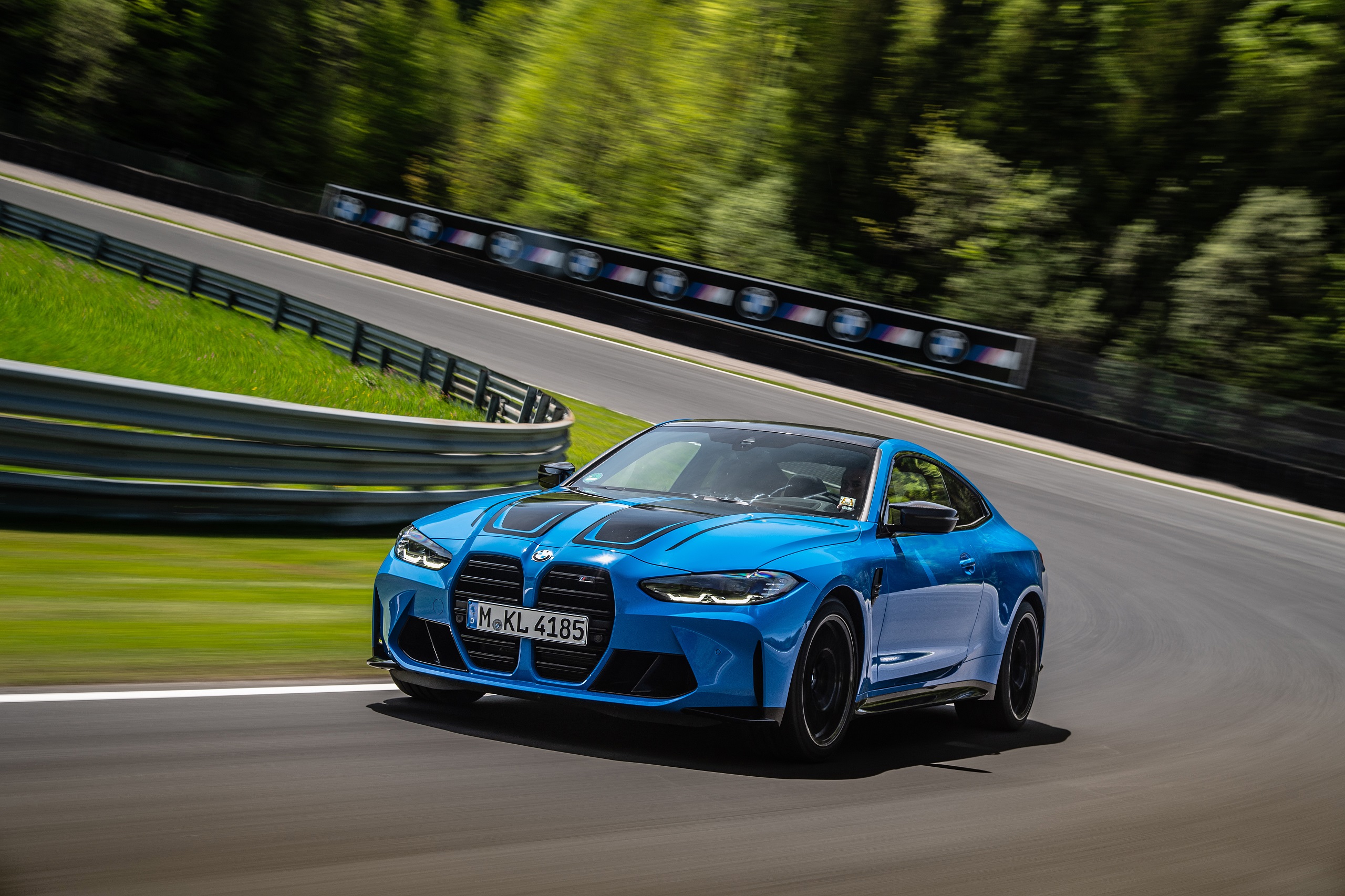 Download 2022 BMW M4 Competition M xDrive - Front Three-Quarter HD Wallpaper 2560x1706 #41