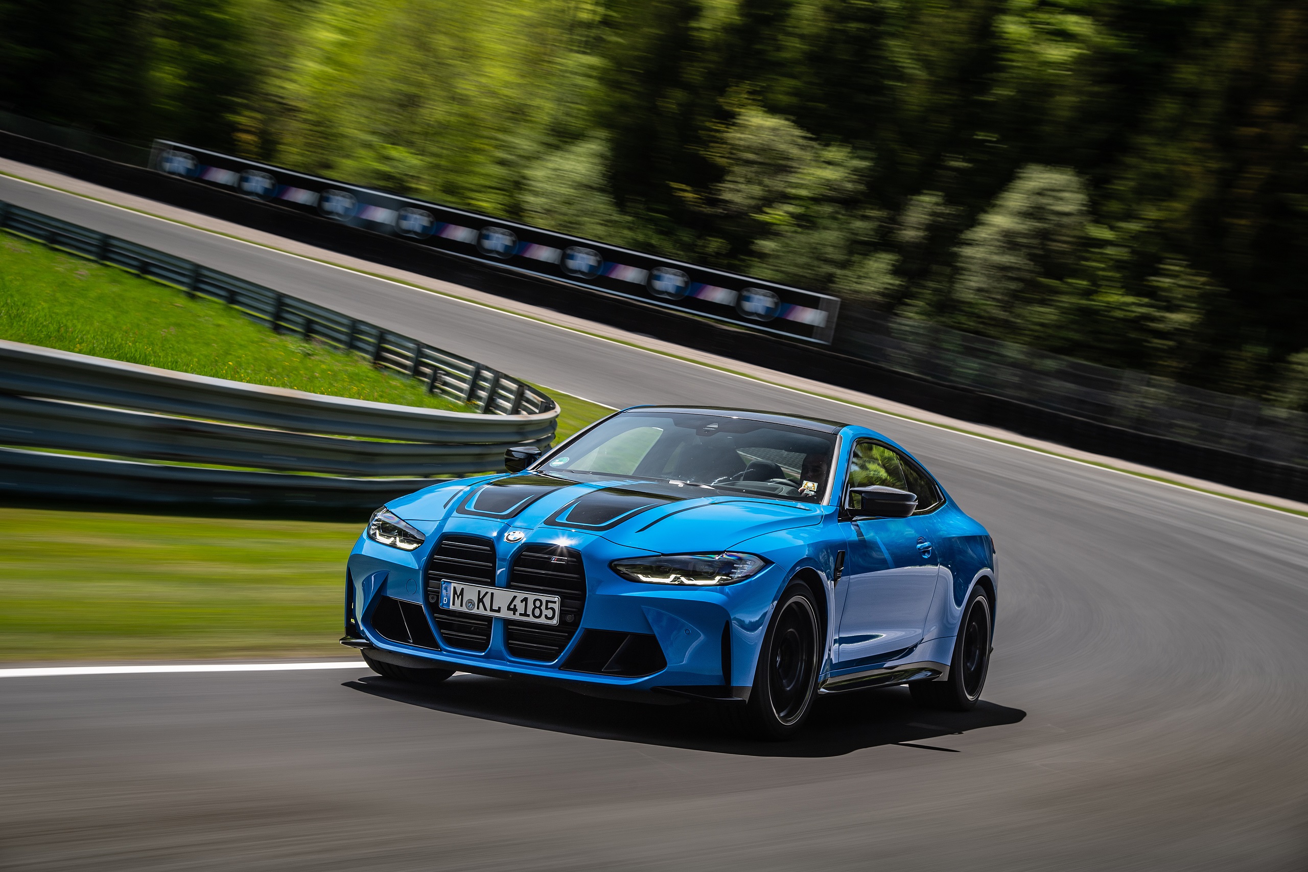 Download 2022 BMW M4 Competition M xDrive - Front Three-Quarter HD Wallpaper 2560x1706 #42