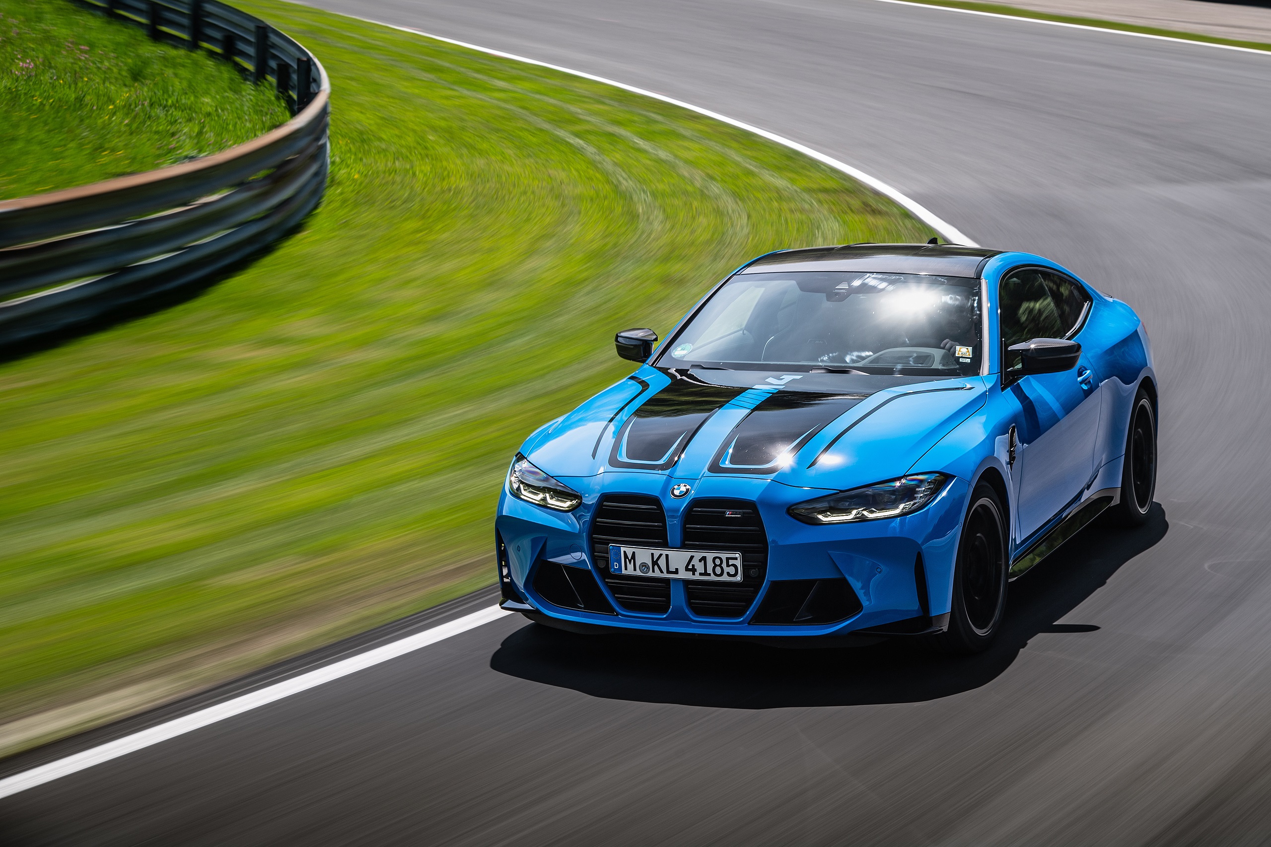 Download 2022 BMW M4 Competition M xDrive - Front HD Wallpaper 2560x1706 #45