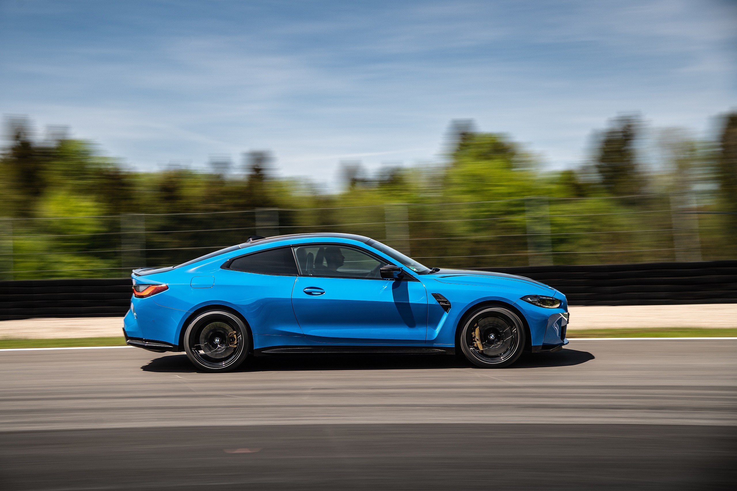 Download 2022 BMW M4 Competition M xDrive - Side HD Wallpaper 2560x1706 #54