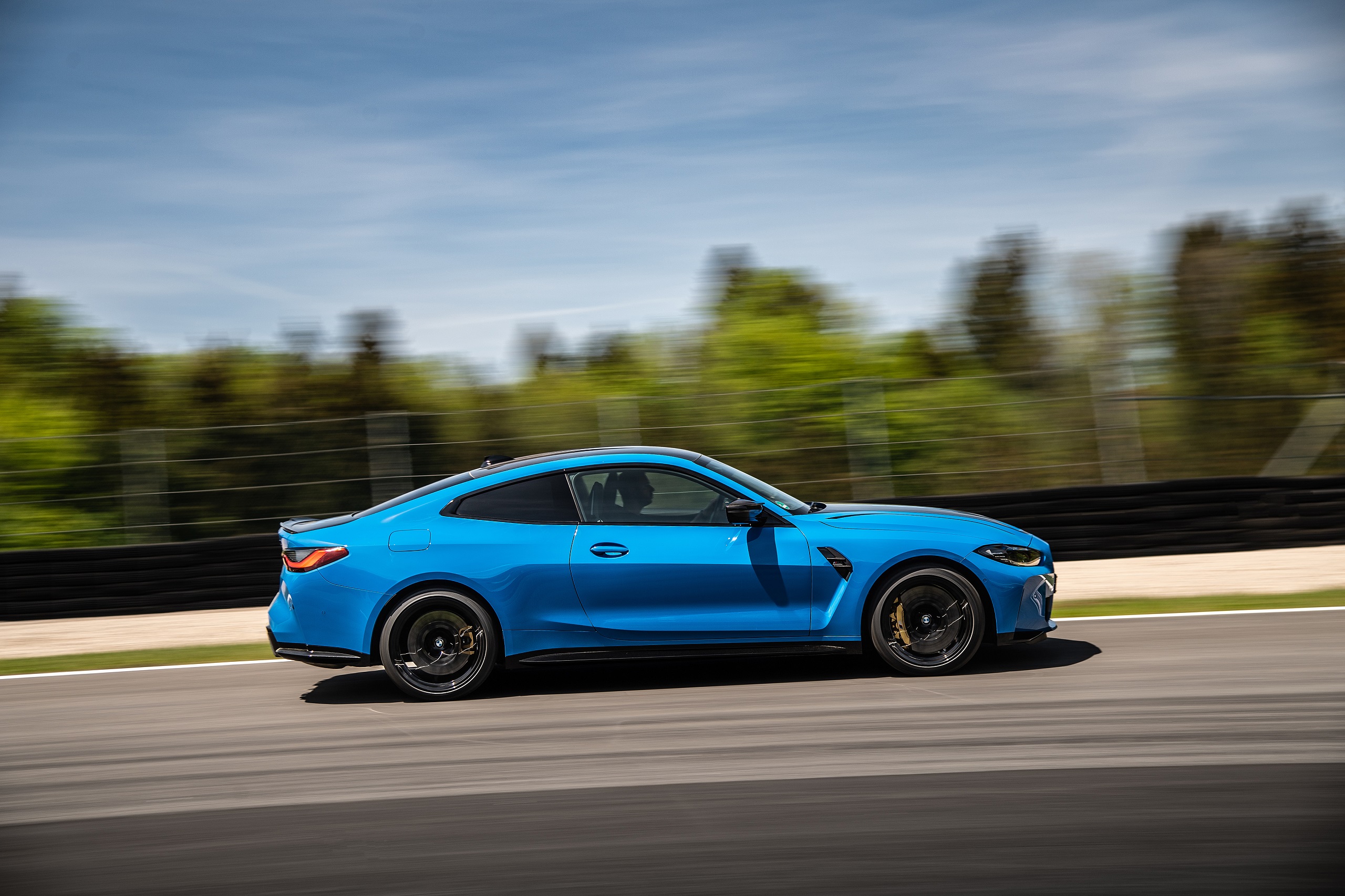 Download 2022 BMW M4 Competition M xDrive - Side HD Wallpaper 2560x1706 #55