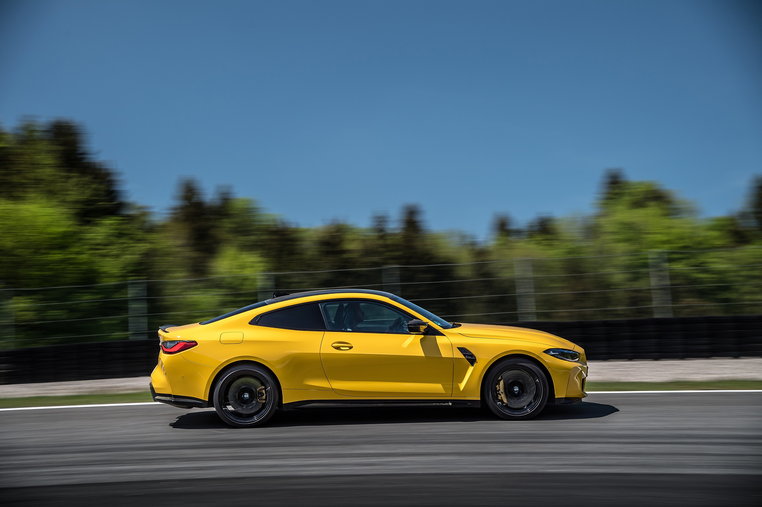 Download 2022 BMW M4 Competition M xDrive - Side HD Wallpaper 2560x1706 #66