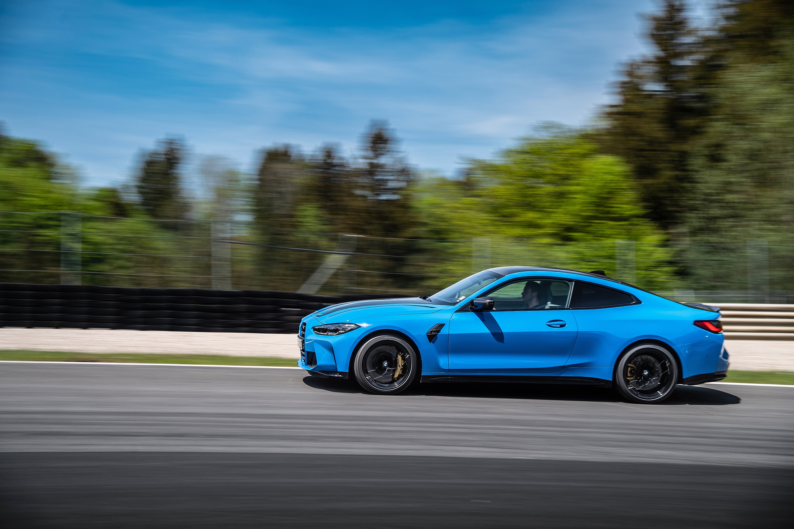 Download 2022 BMW M4 Competition M xDrive - Side HD Wallpaper 2560x1706 #56