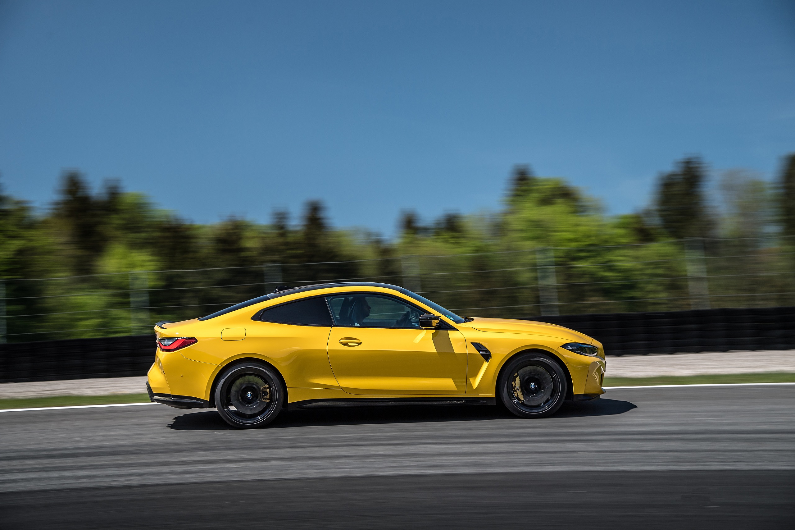 Download 2022 BMW M4 Competition M xDrive - Side HD Wallpaper 2560x1706 #67