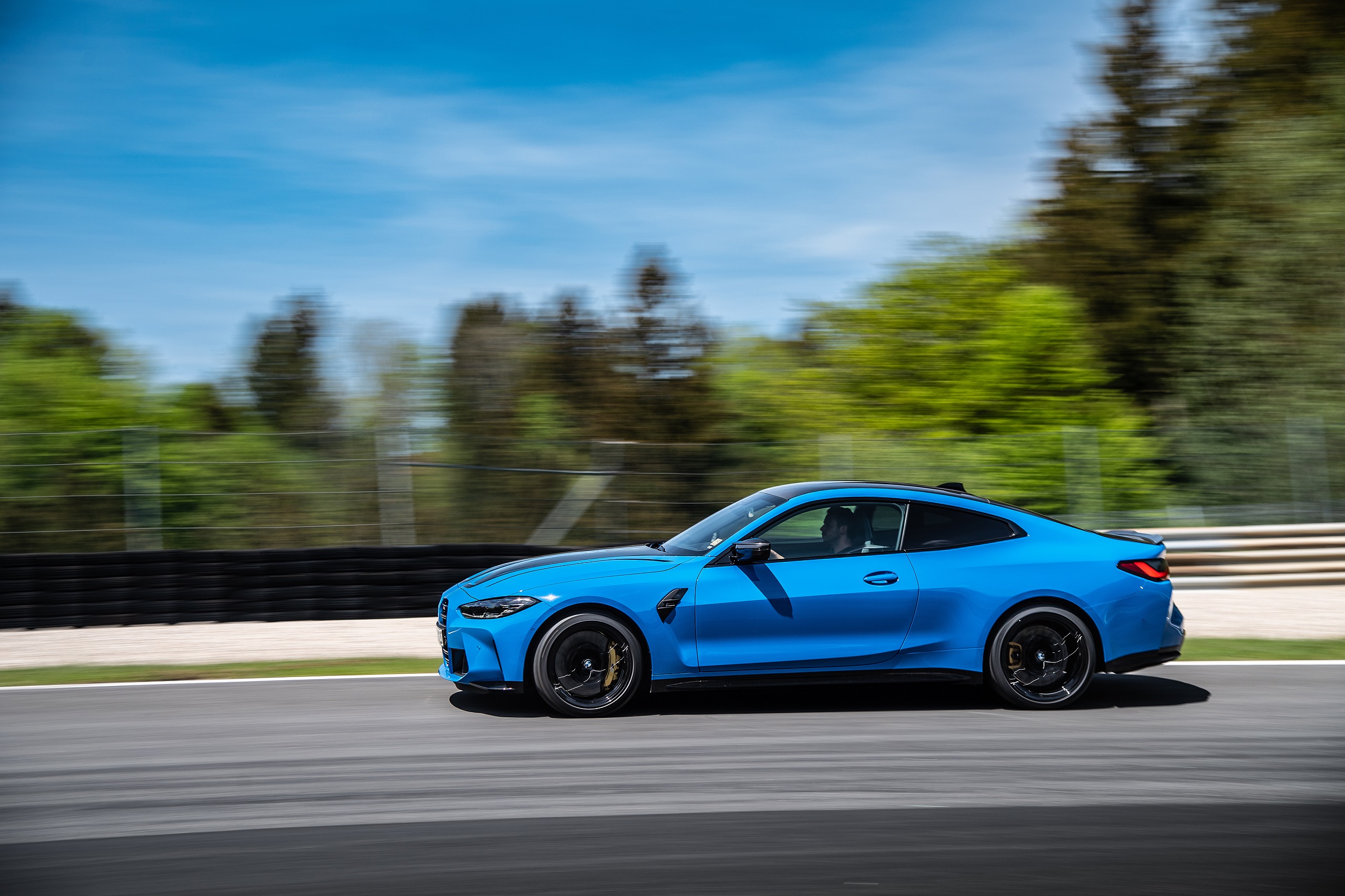 Download 2022 BMW M4 Competition M xDrive - Side HD Wallpaper 2560x1706 #57