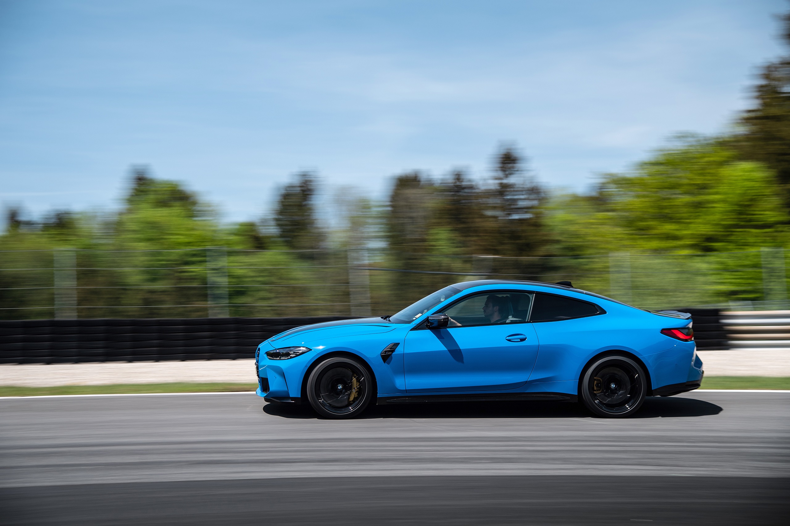 Download 2022 BMW M4 Competition M xDrive - Side HD Wallpaper 2560x1706 #58