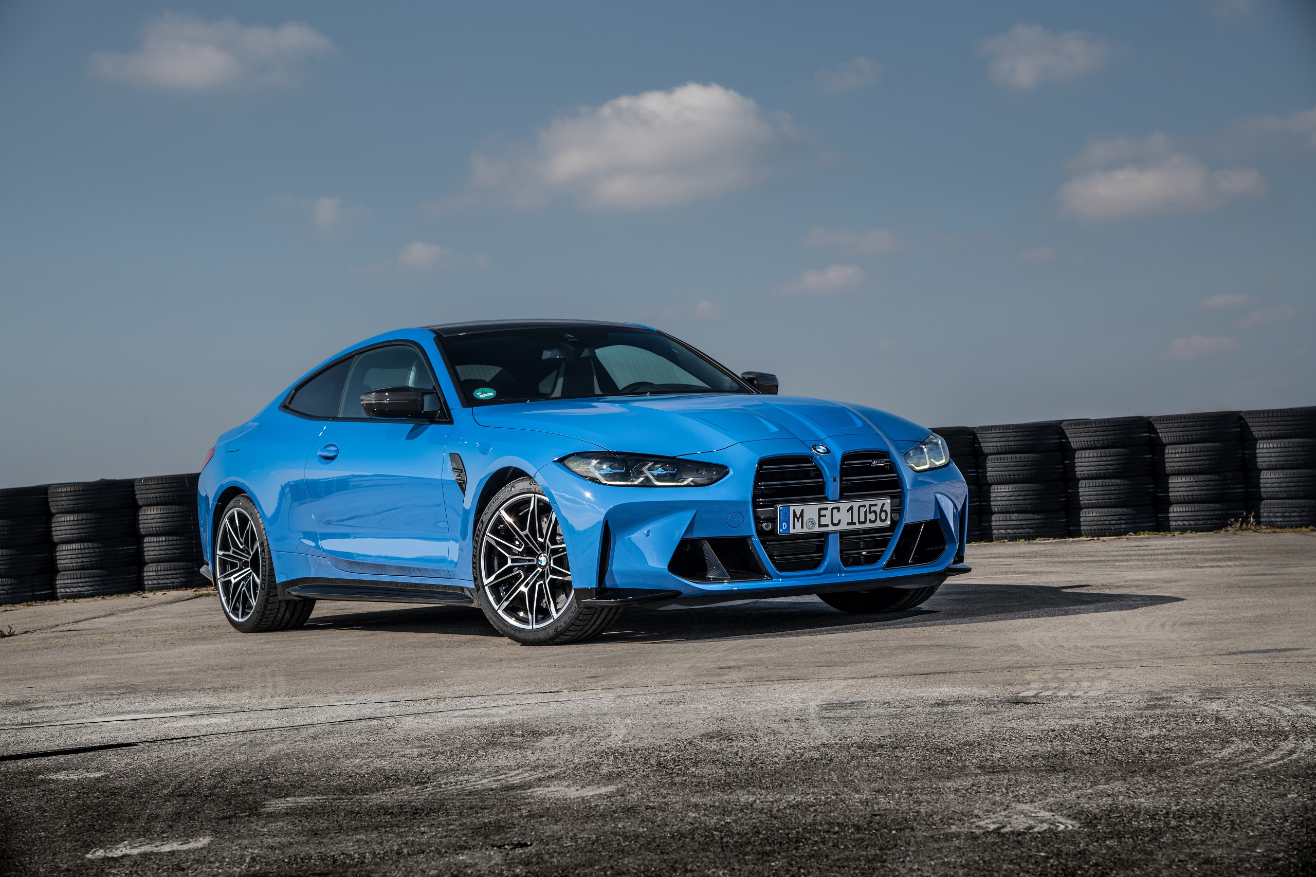 Download 2022 BMW M4 Competition M xDrive - Front Three-Quarter HD Wallpaper 2560x1706 #22