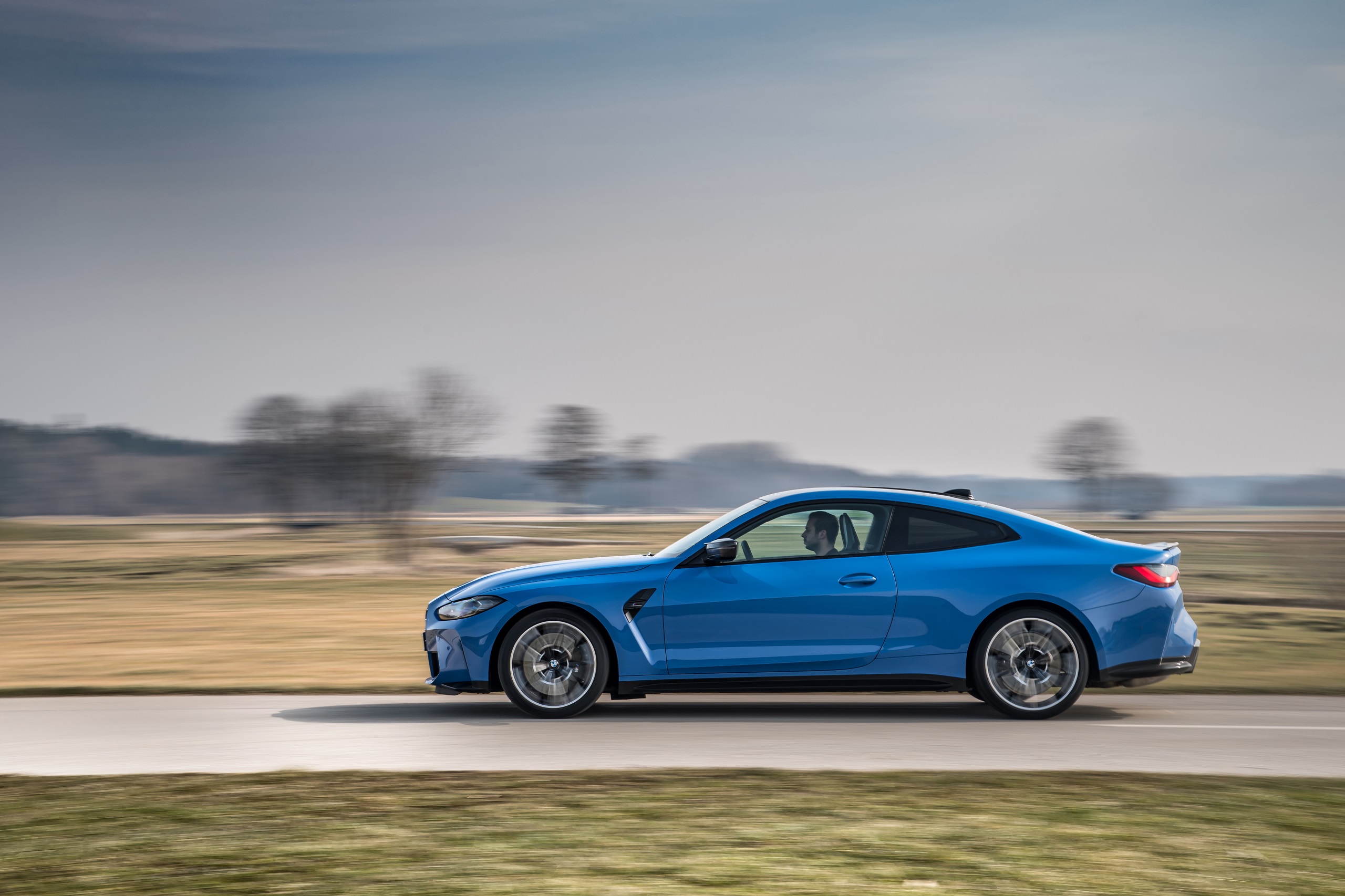 Download 2022 BMW M4 Competition M xDrive - Side HD Wallpaper 2560x1706 #15