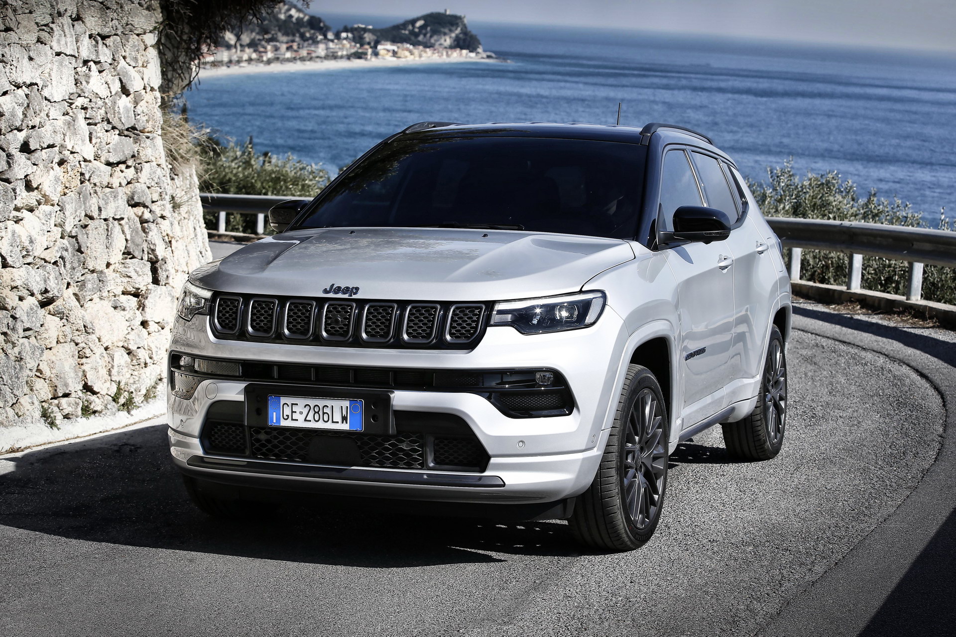 Download 2022 Jeep Compass S 4xe - Front HD Wallpaper 1920x1280 #1
