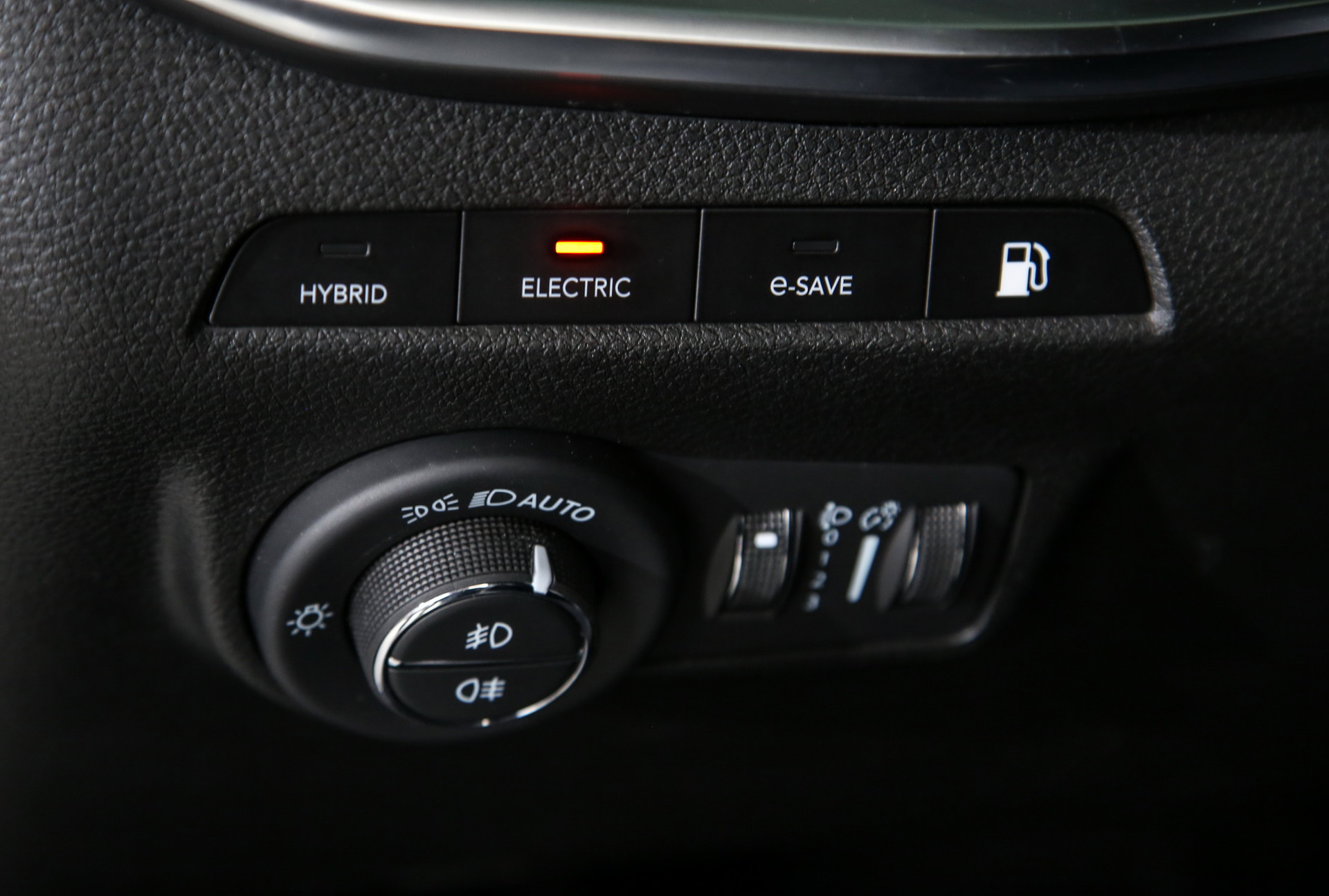 Download 2022 Jeep Compass S 4xe - Interior, Detail HD Wallpaper 1920x1295 #21