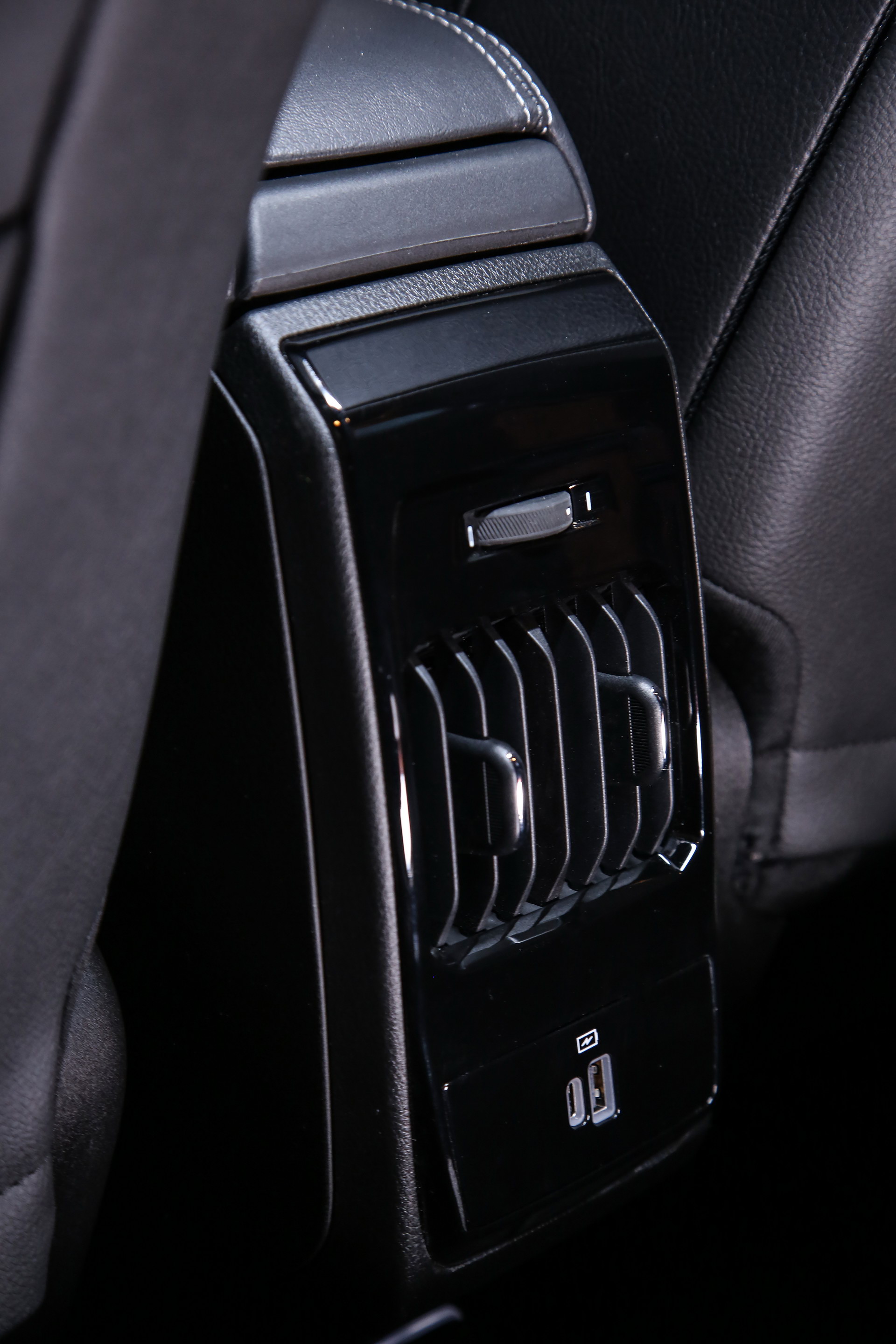 Download 2022 Jeep Compass S 4xe - Interior, Detail HD Phone Wallpaper 1920x2880 #24