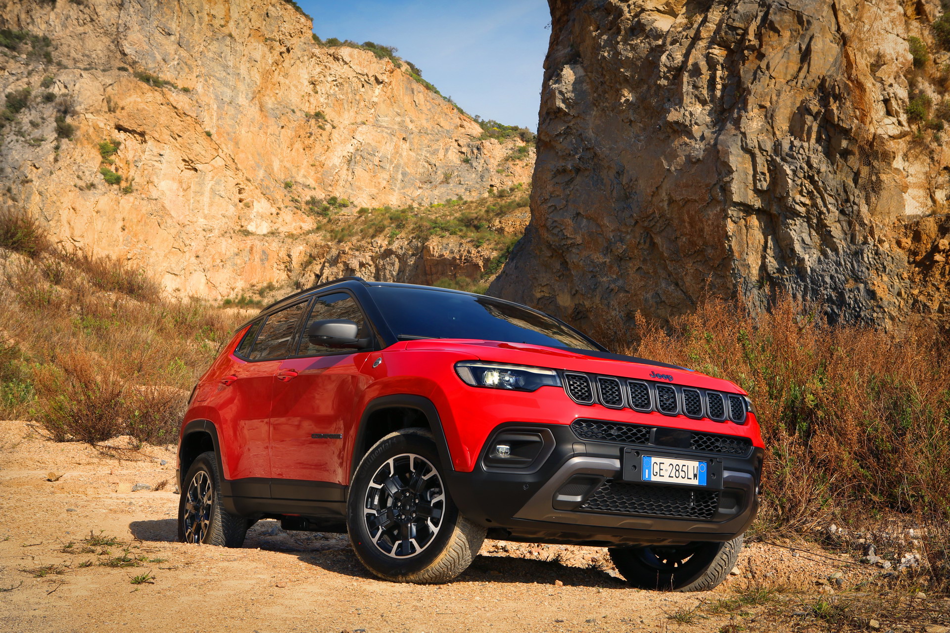 Download 2022 Jeep Compass Trailhawk 4xe - Front Three-Quarter HD Wallpaper 1920x1280 #3
