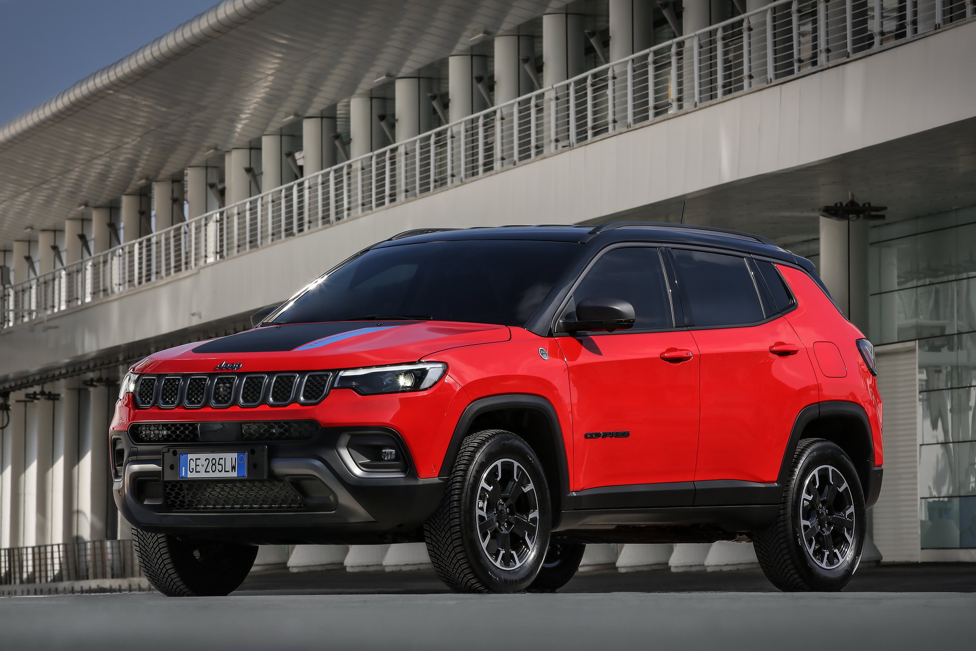 Download 2022 Jeep Compass Trailhawk 4xe - Front Three-Quarter HD Wallpaper 1920x1280 #9