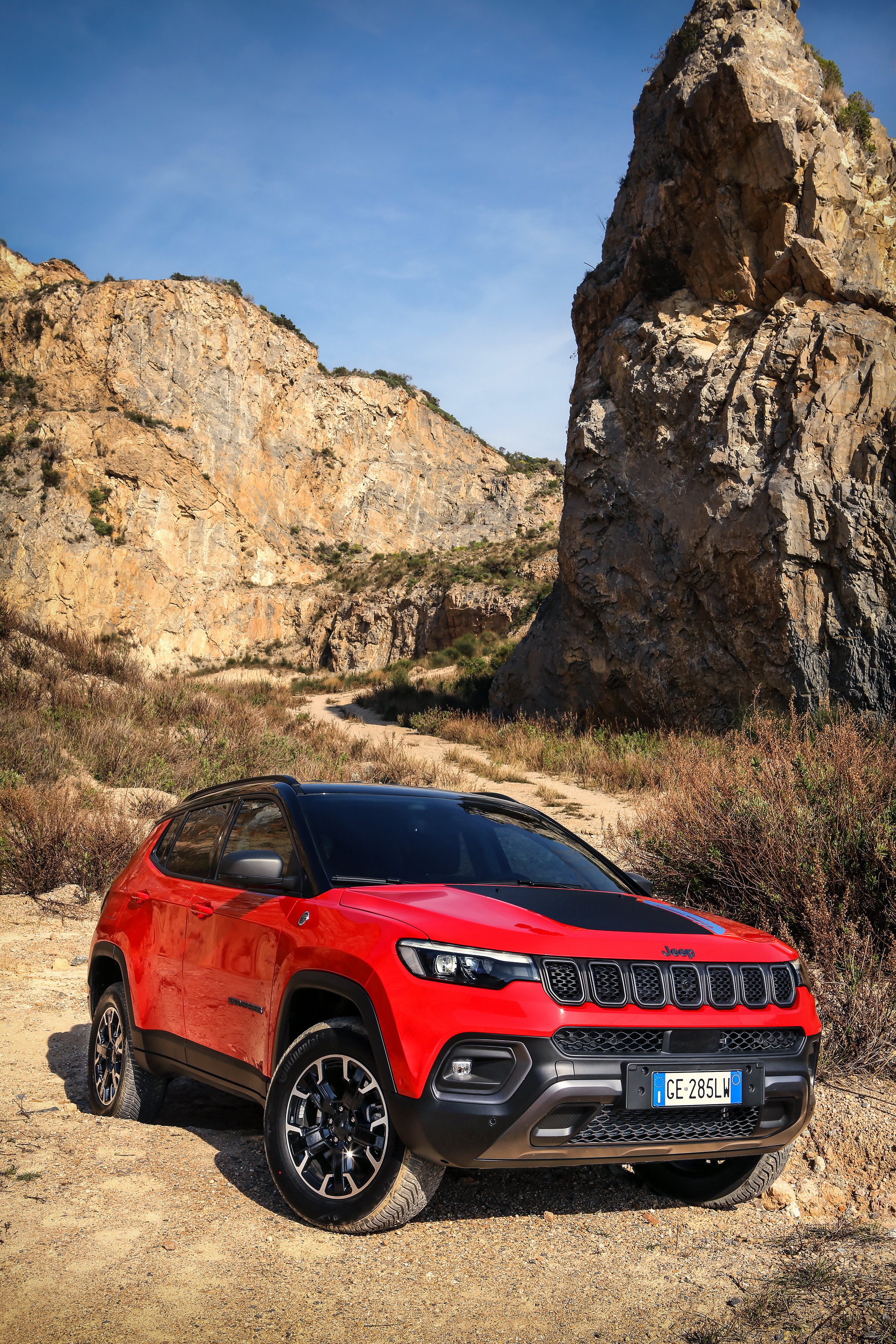 Download 2022 Jeep Compass Trailhawk 4xe - Front HD Phone Wallpaper 1920x2880 #7