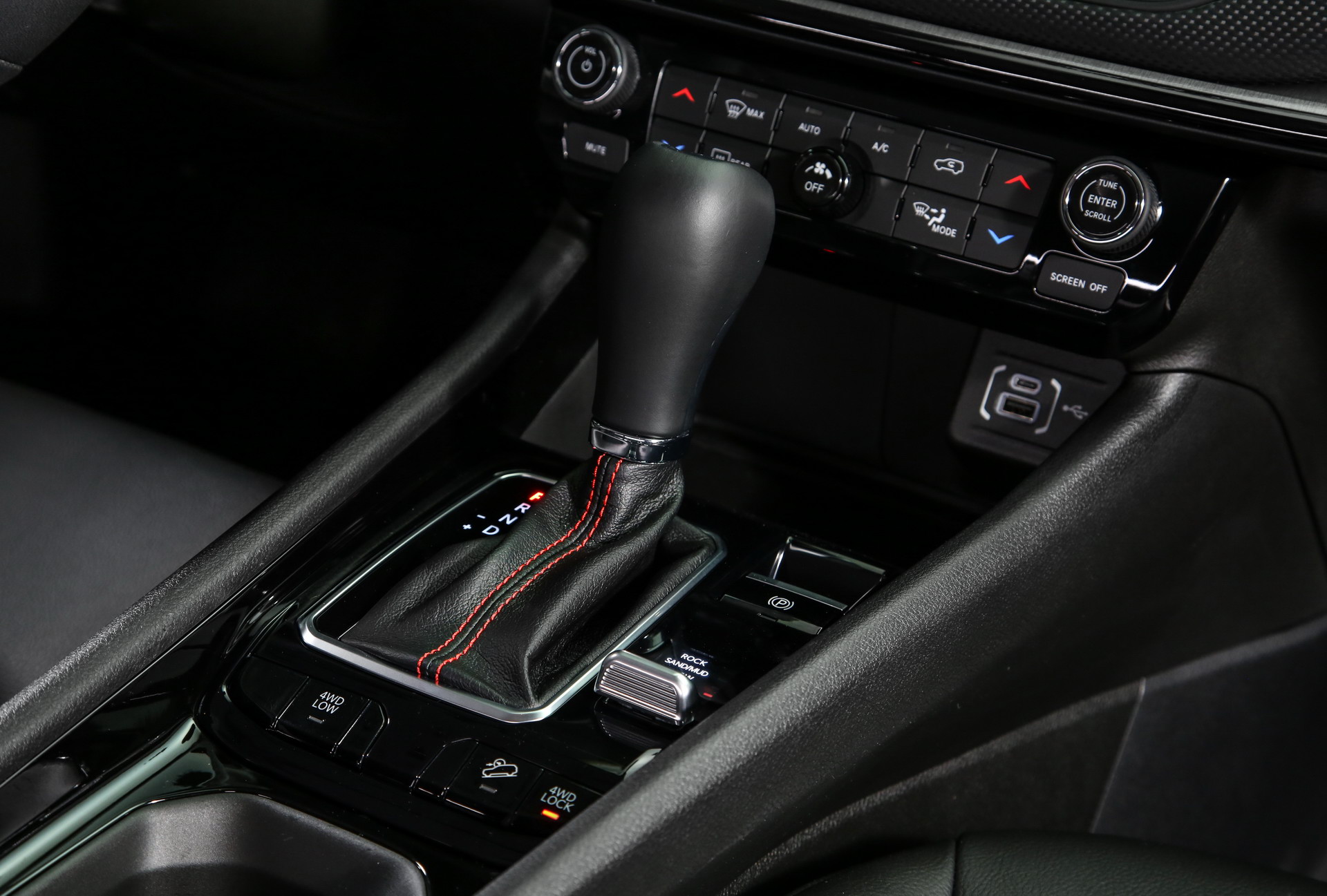 Download 2022 Jeep Compass Trailhawk 4xe - Interior, Detail HD Wallpaper 1920x1297 #16