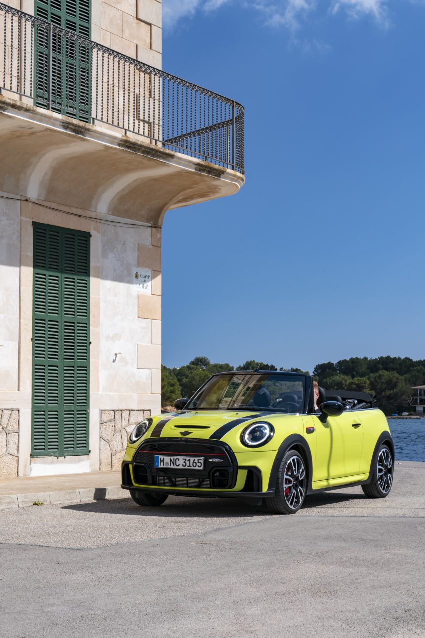 2022 MINI John Cooper Works Cabrio - Front Three-Quarter Phone Wallpaper 850x1275 #32
