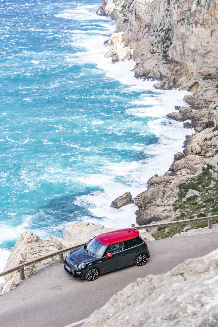 2022 MINI John Cooper Works - Front Three-Quarter Phone Wallpaper 850x1275 #37