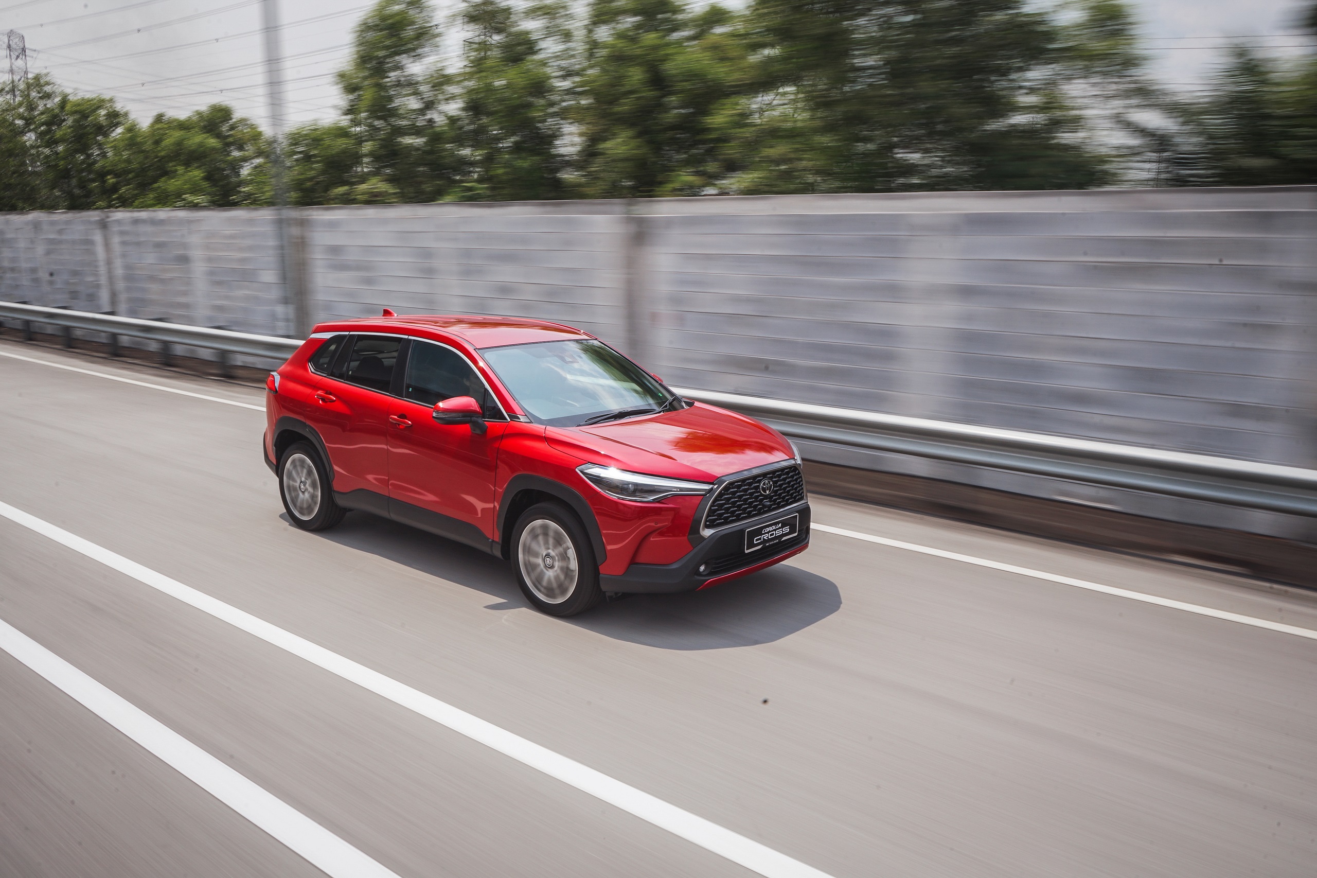 Download 2022 Toyota Corolla Cross [MY-spec] - Front Three-Quarter HD Wallpaper 2560x1706 #10