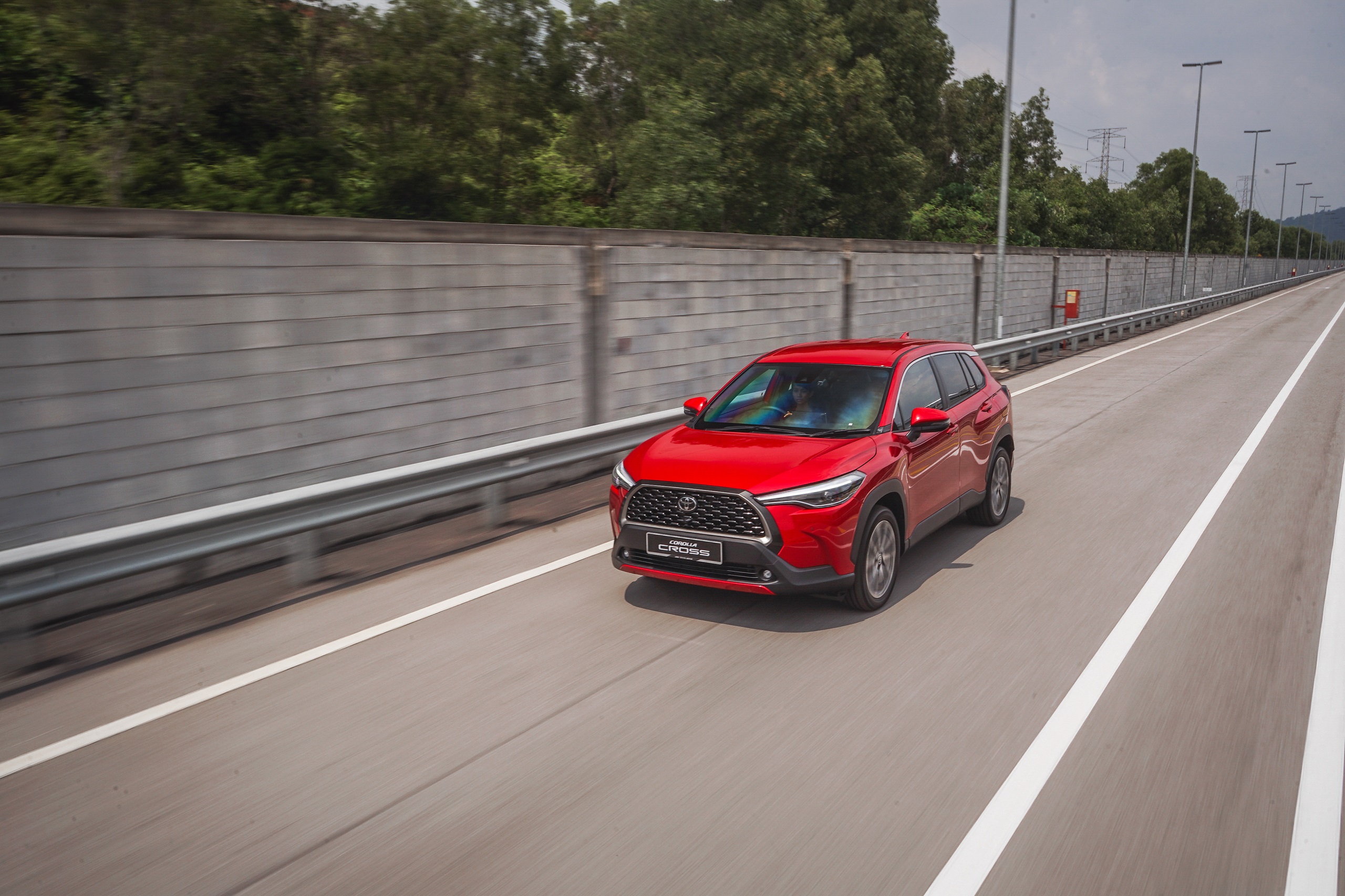 Download 2022 Toyota Corolla Cross [MY-spec] - Front Three-Quarter HD Wallpaper 2560x1706 #4
