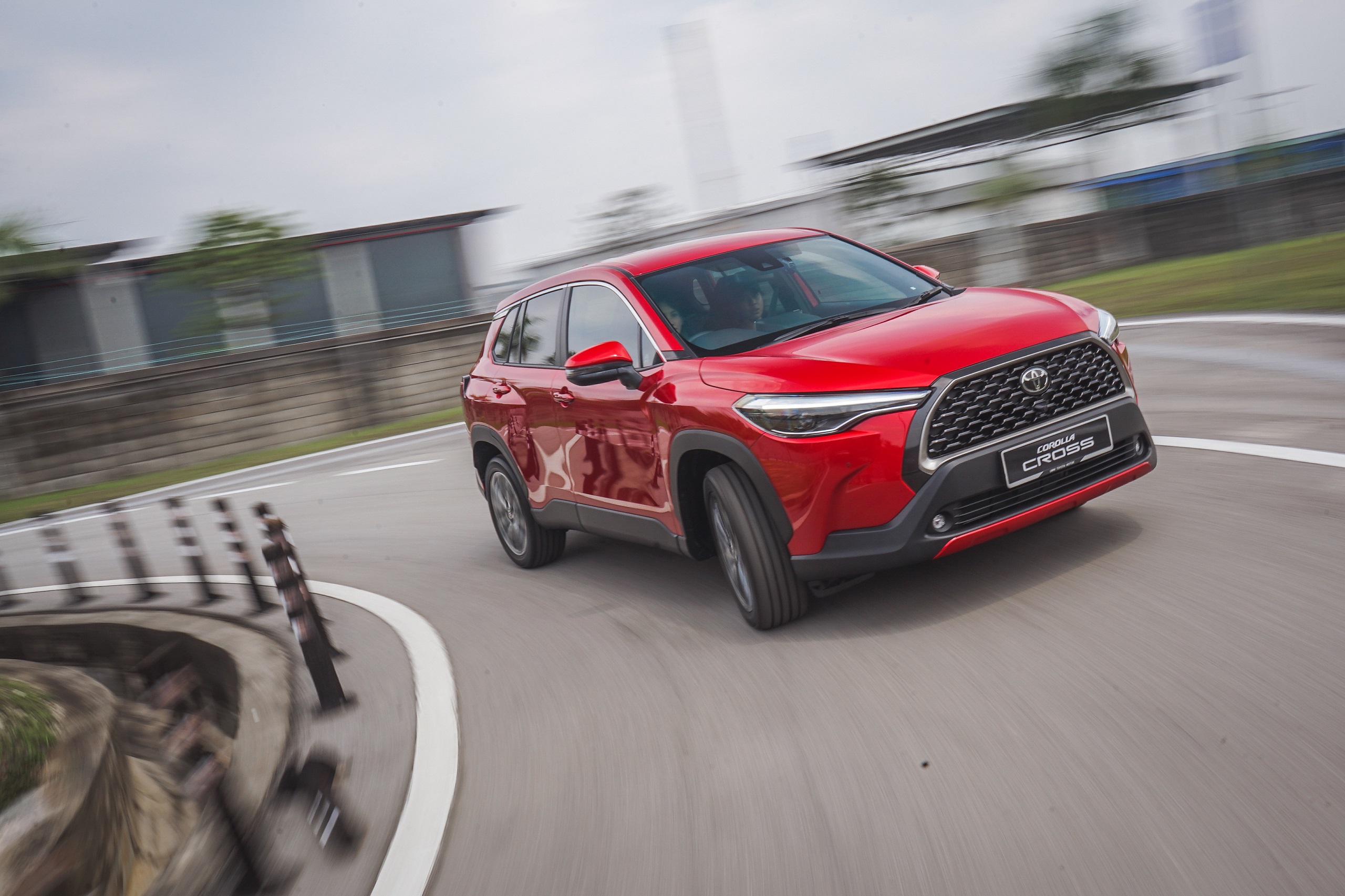 Download 2022 Toyota Corolla Cross [MY-spec] - Front HD Wallpaper 2560x1706 #1