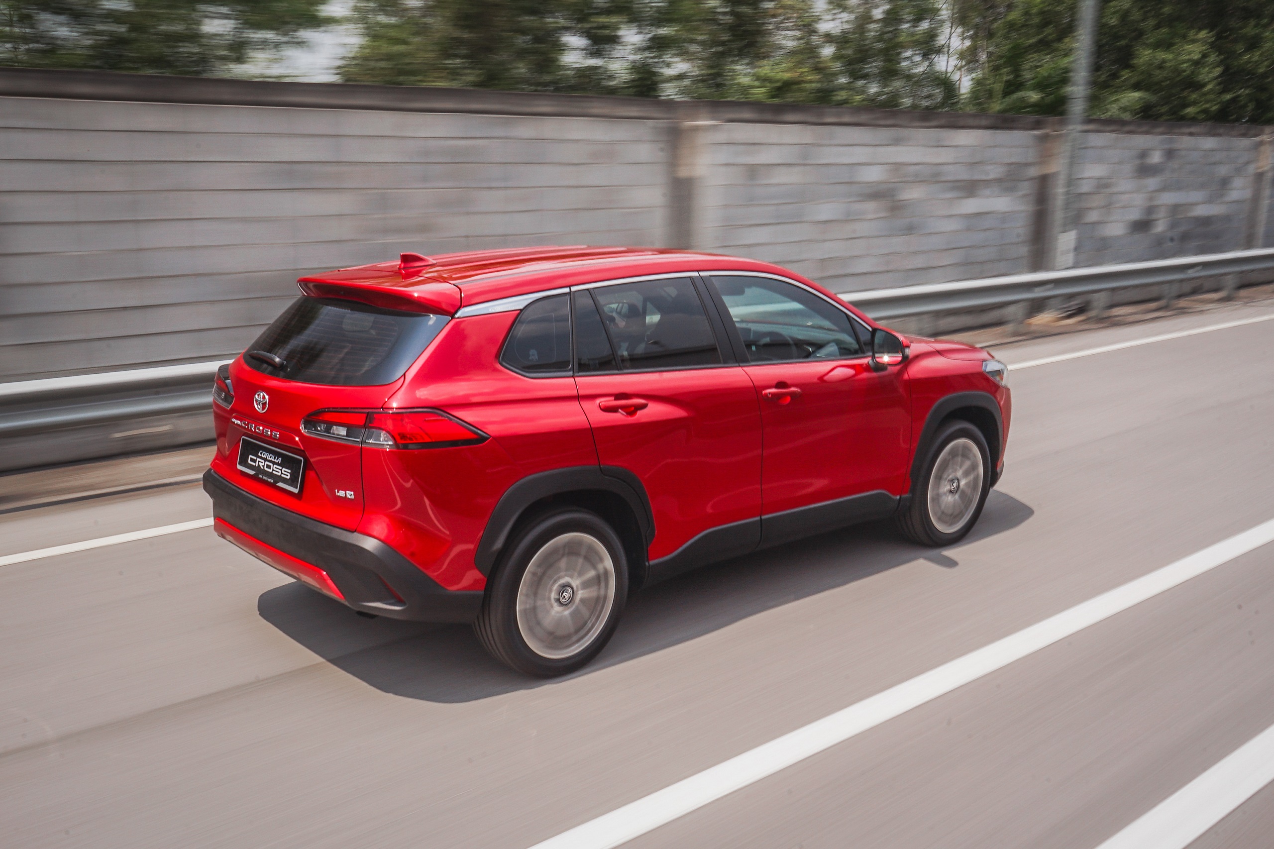 Download 2022 Toyota Corolla Cross [MY-spec] - Rear Three-Quarter HD Wallpaper 2560x1706 #3