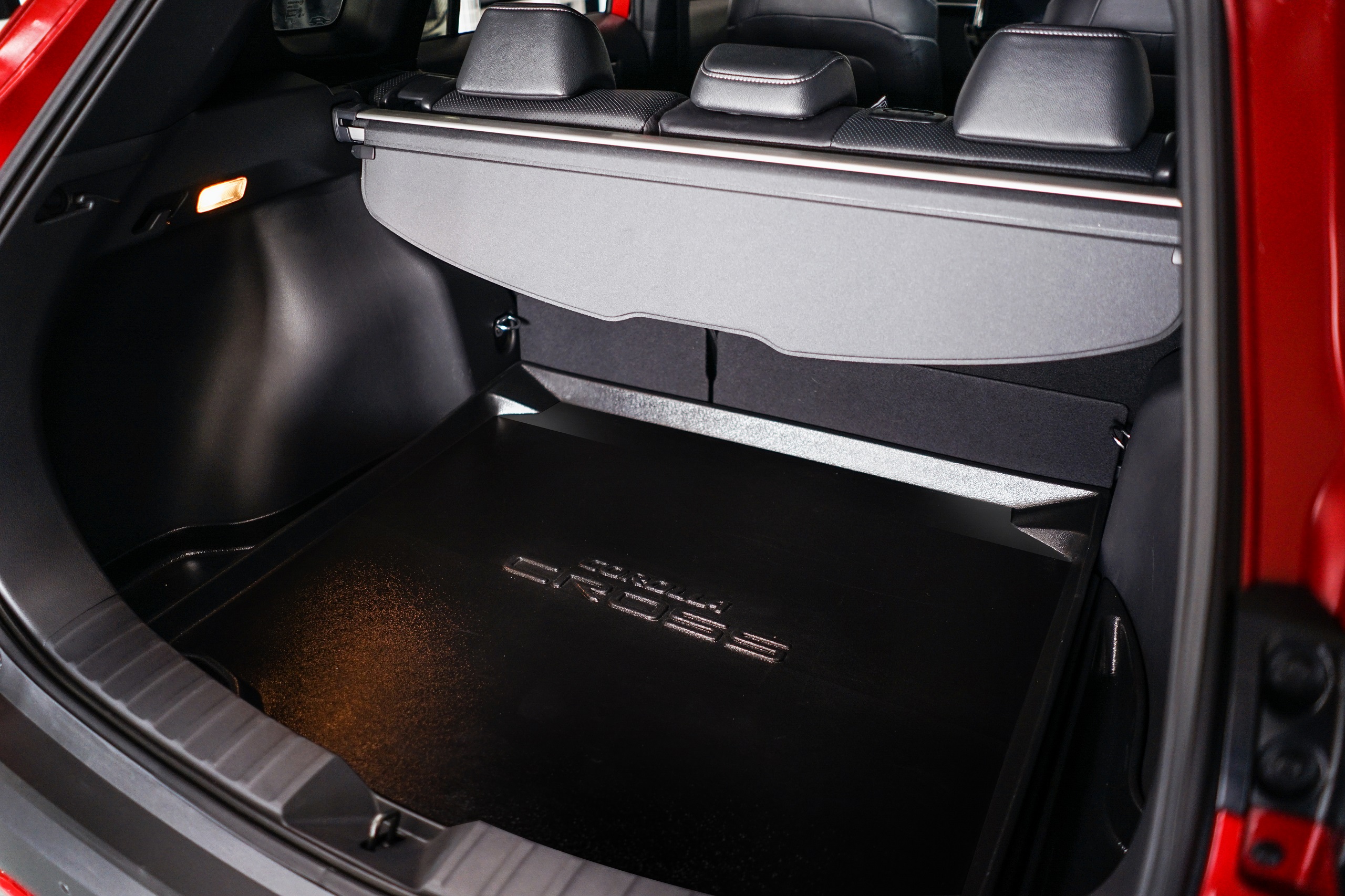 Download 2022 Toyota Corolla Cross [MY-spec] - Trunk HD Wallpaper 2560x1706 #19