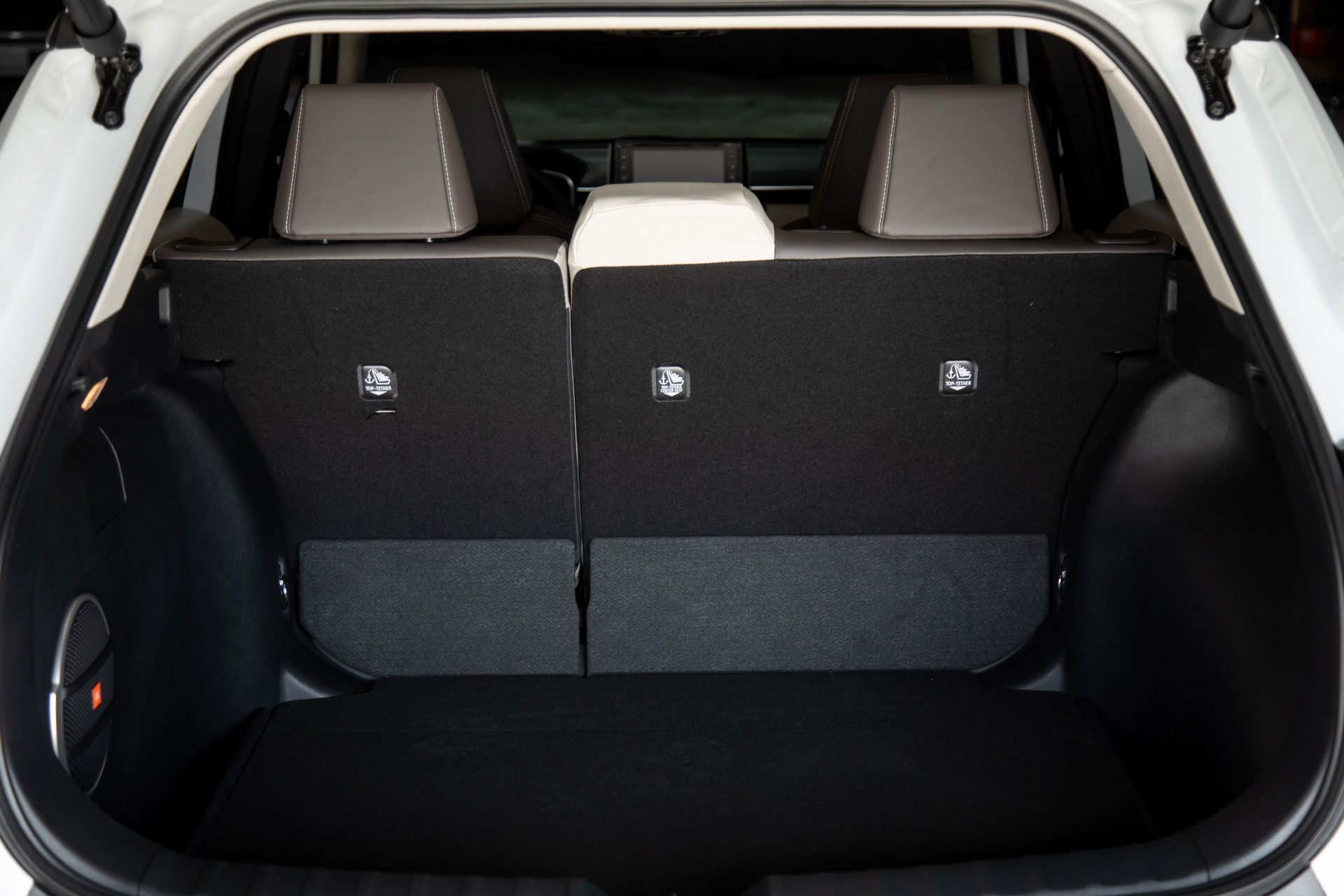 Download 2022 Toyota Corolla Cross - Trunk HD Wallpaper 1920x1280 #48