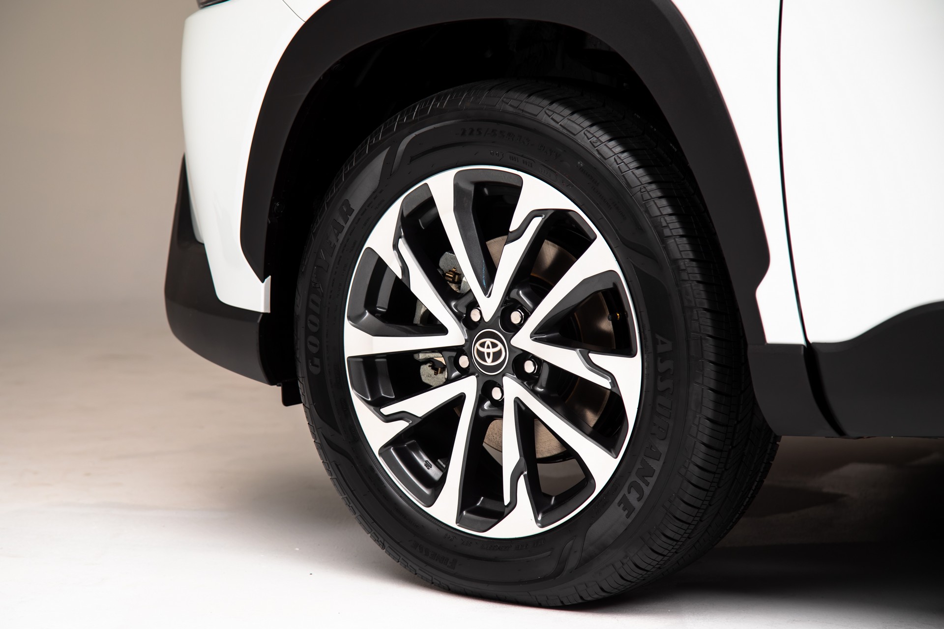 Download 2022 Toyota Corolla Cross - Wheel HD Wallpaper 1920x1280 #37